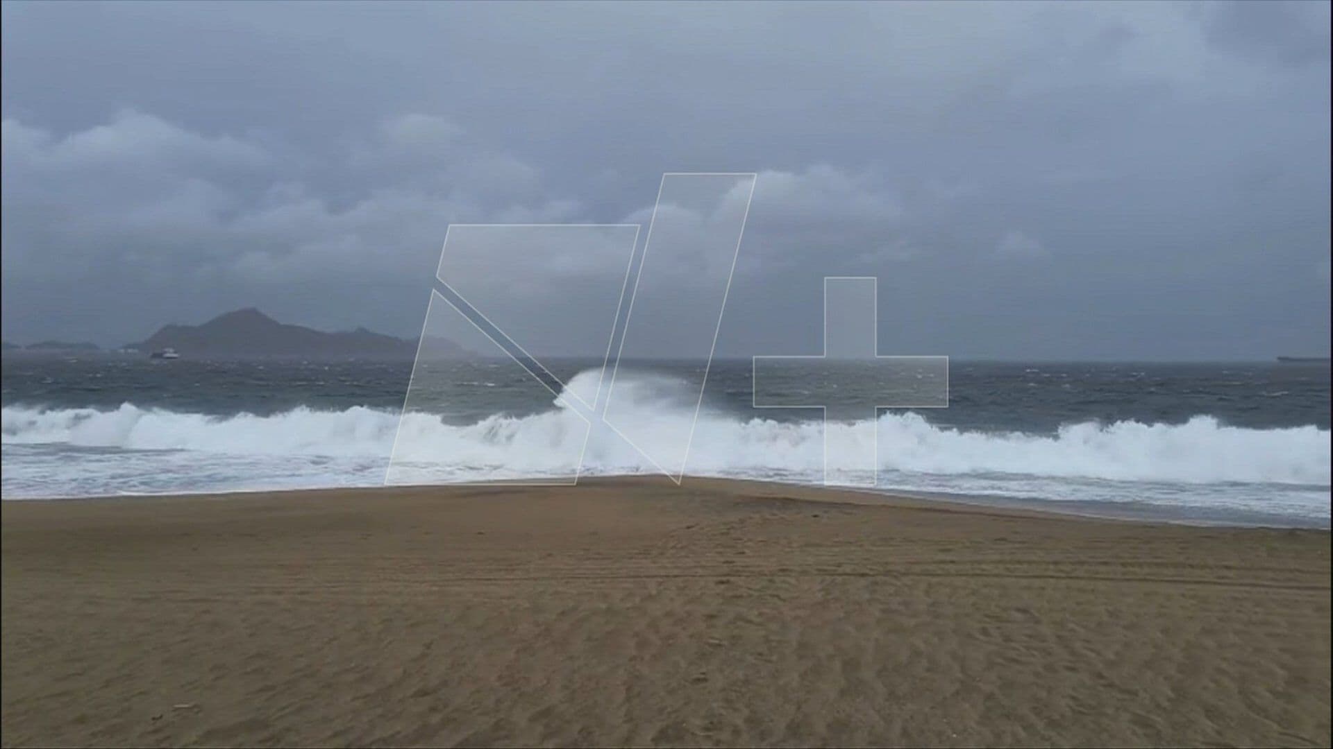 Cierran Navegación en Manzanillo por Olas de Hasta Seis Metros