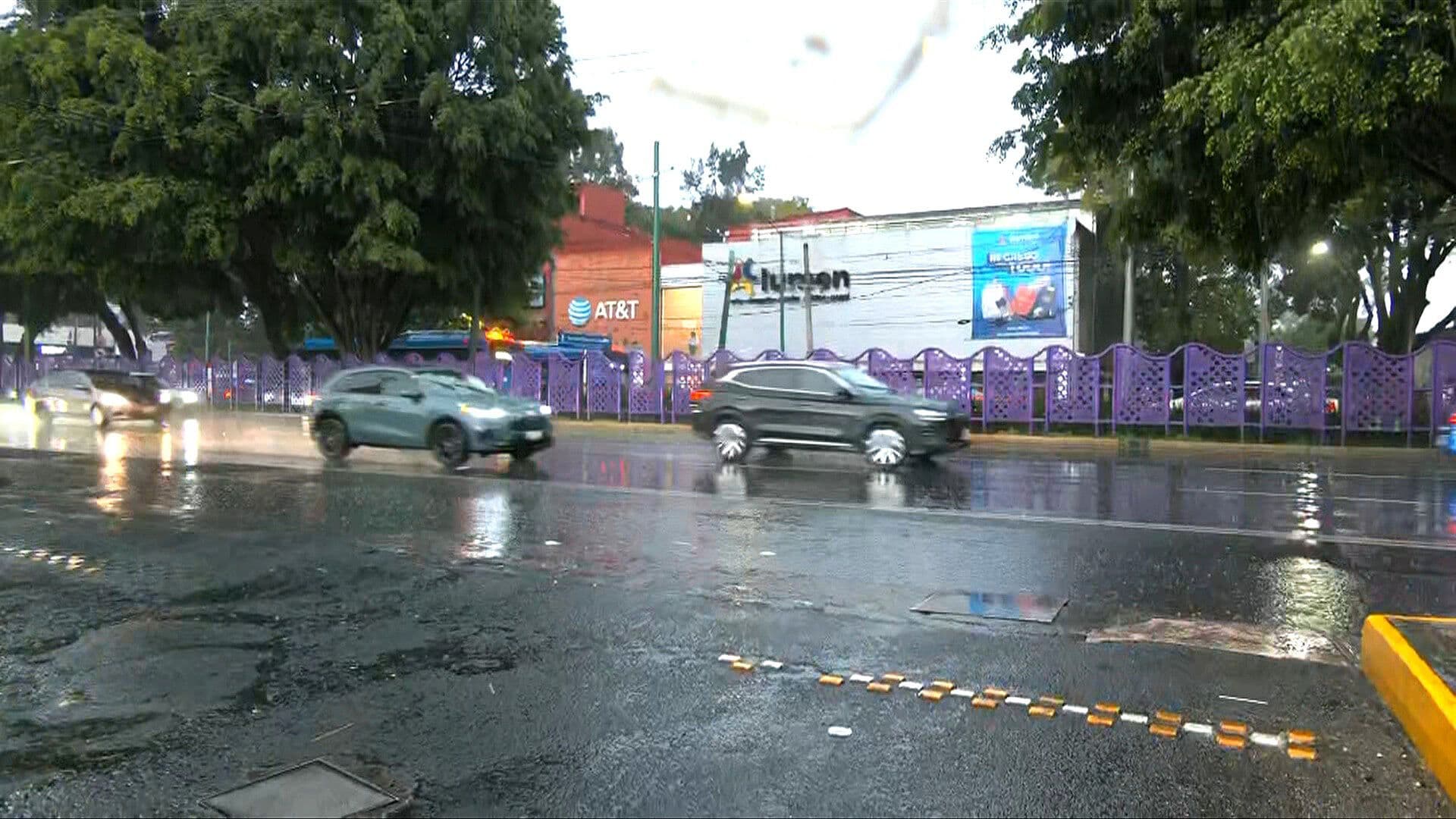 Fuerte Lluvia Sorprende a Peatones y Automovilistas en Taxqueña