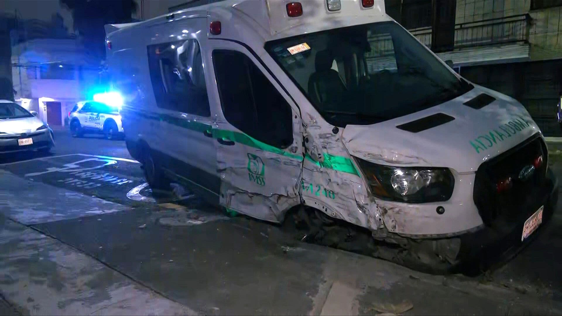Chofer de Ambulancia del IMSS Atropella a Peatón y Choca 7 Autos en CDMX