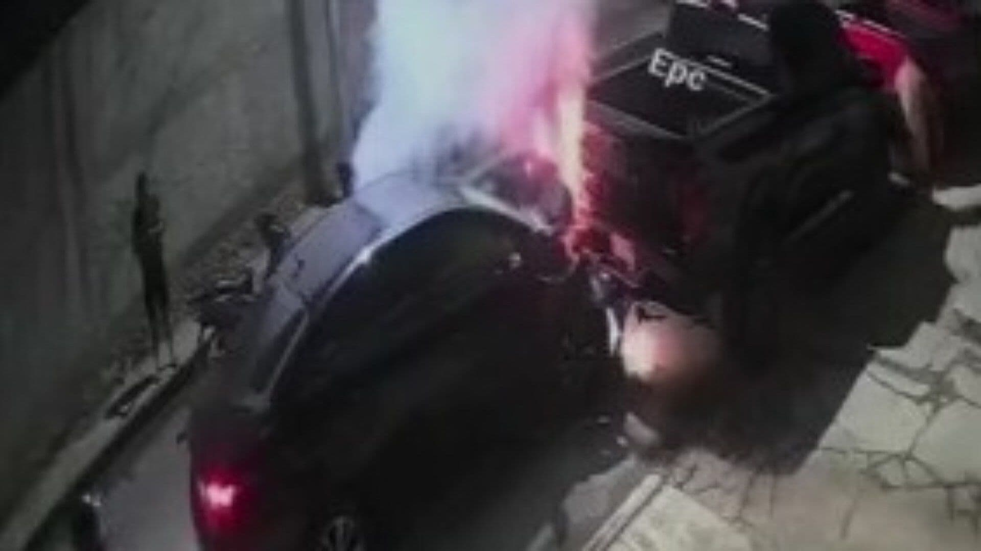 Conductor Ebrio Choca Contra Vehículo Estacionado y su Coche Se Incendia