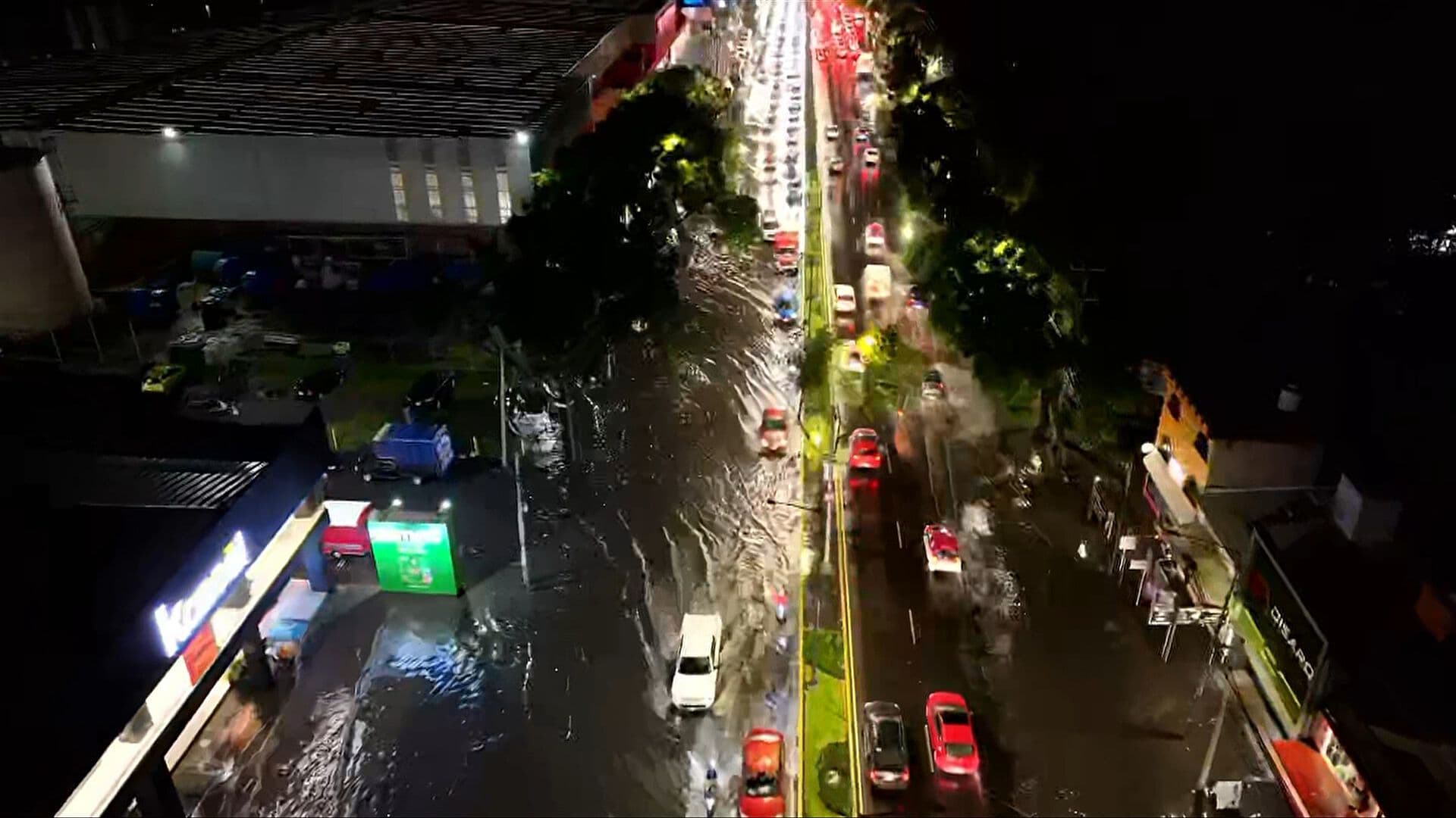 Colapsa Tránsito en Miramontes por Inundación de Aguas Negras; Así Se Ve Fila desde el Aire