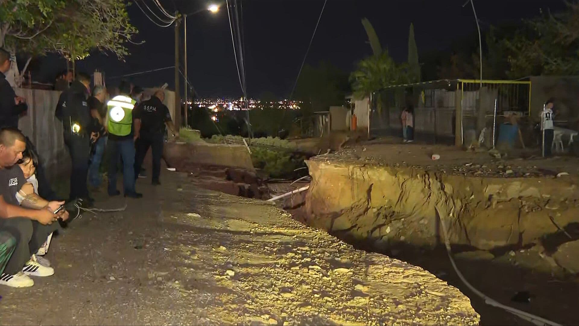 Socavón se Traga un Vehículo en Ciudad Juárez; Desalojan a Tres Familias