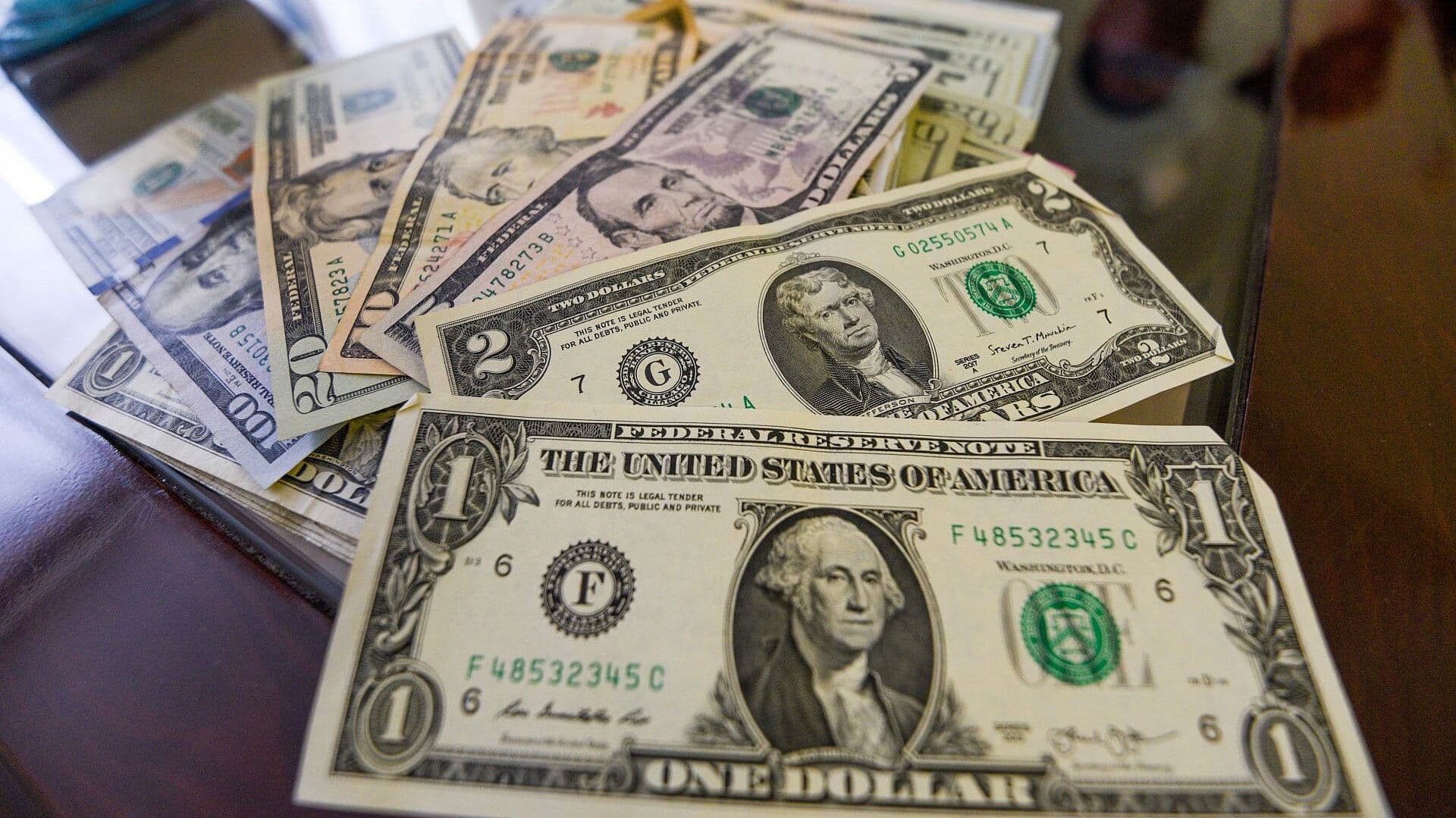 Dólar Se Mantiene Arriba de los 17 Pesos, Sigue Subiendo por Política Monetaria