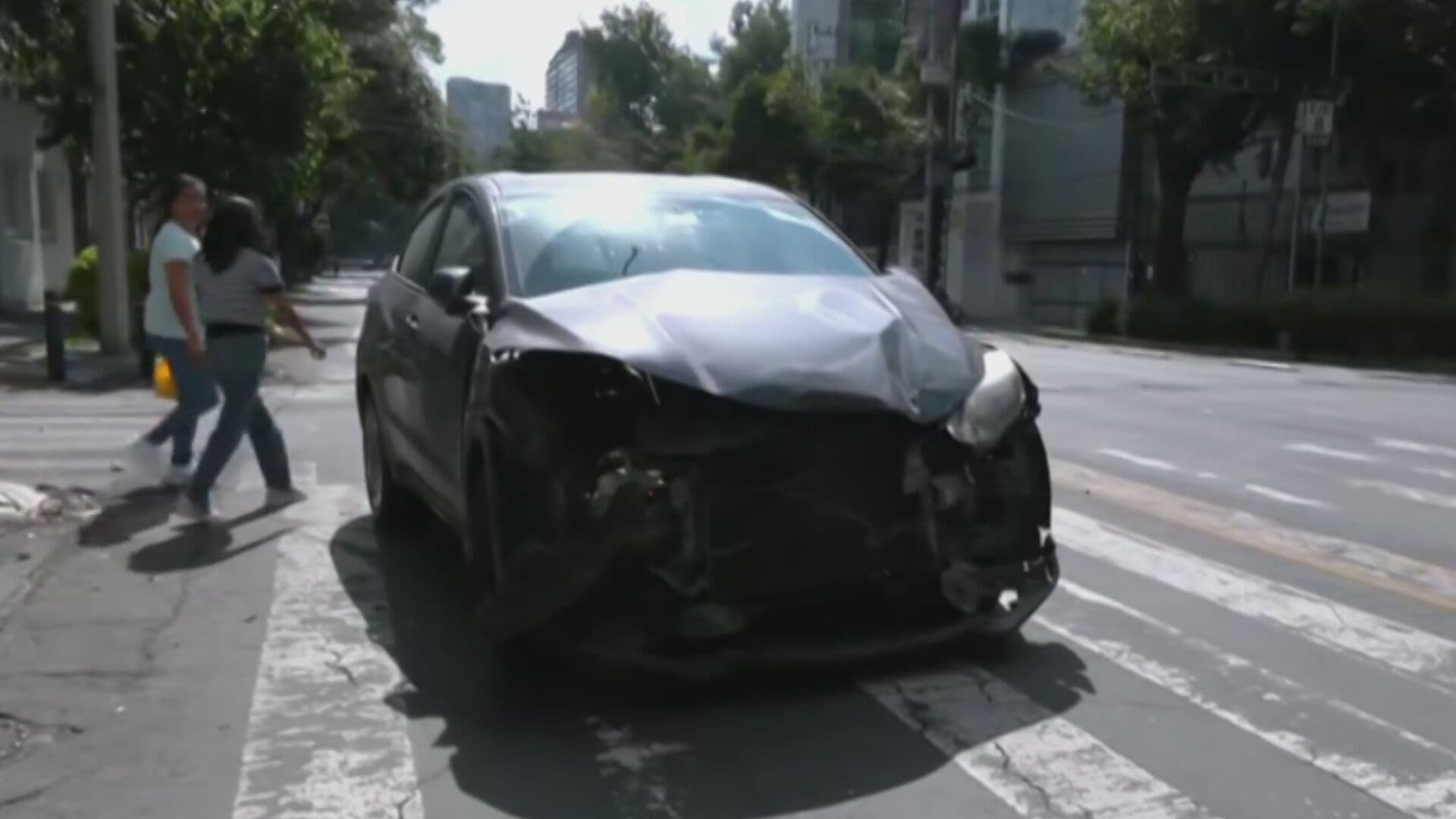 Choque en Eje 8 entre un Auto y Trolebús Afecta Carril en Colonia del Valle