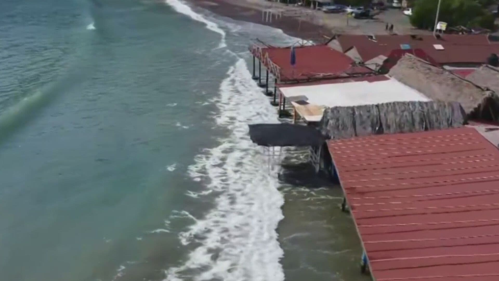 Desde el Aire: Olas Golpean Negocios Cercanos a la Playa en Colima