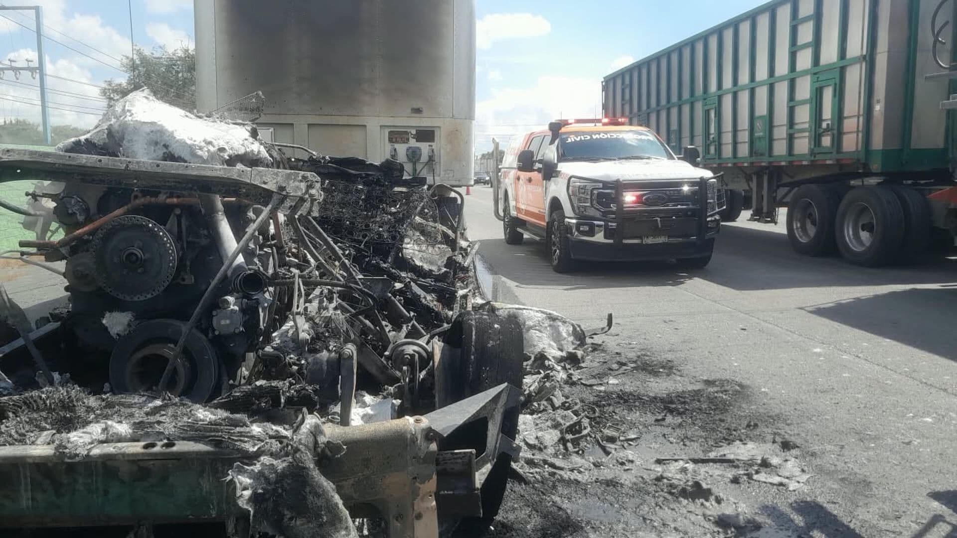 Presunta Falla Mecánica Provoca Incendio de Tráiler en Apodaca, NL