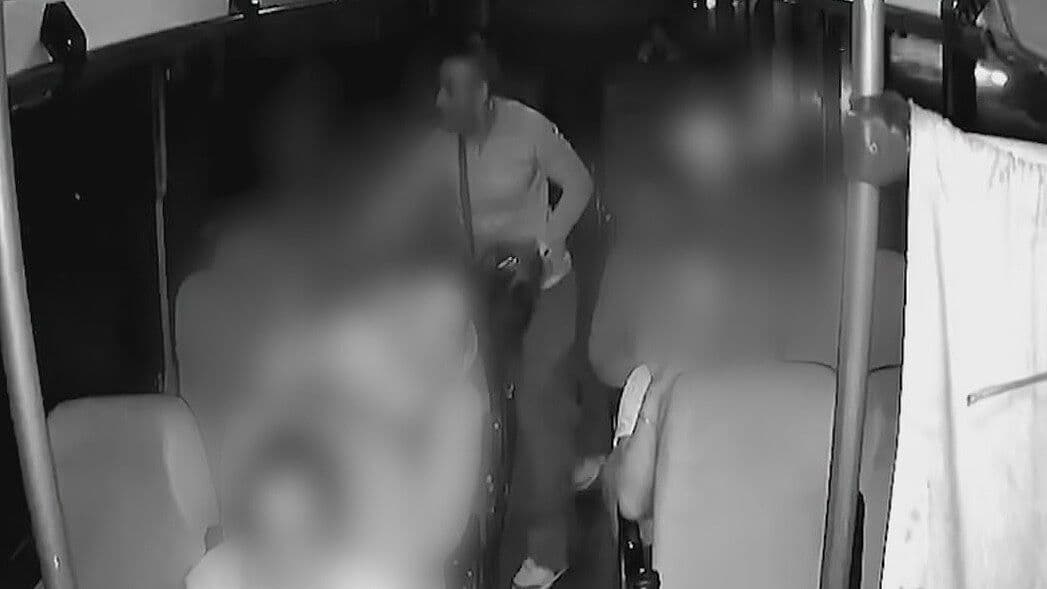 Asaltan Autobús en la México-Puebla; Delincuentes Amagan con Pistola a Pasajeros