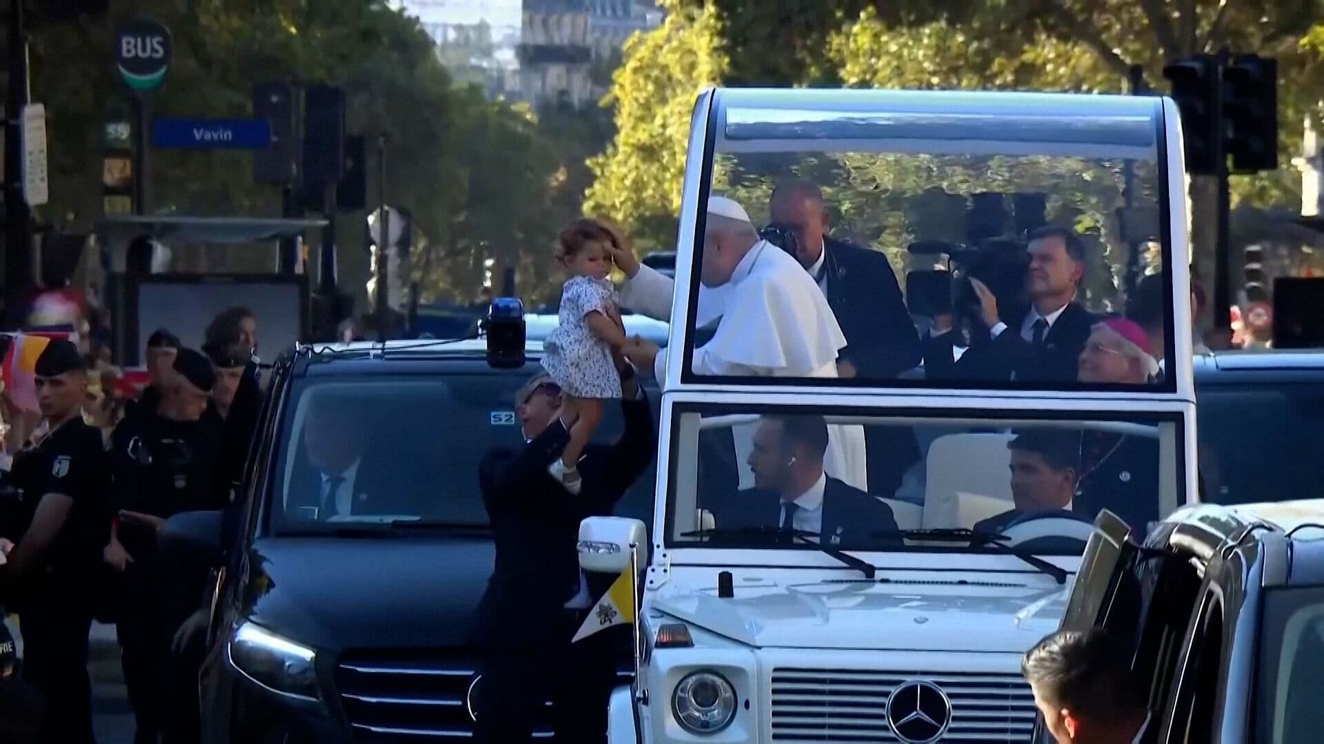 Papa León XIV Bendice a Bebés en París