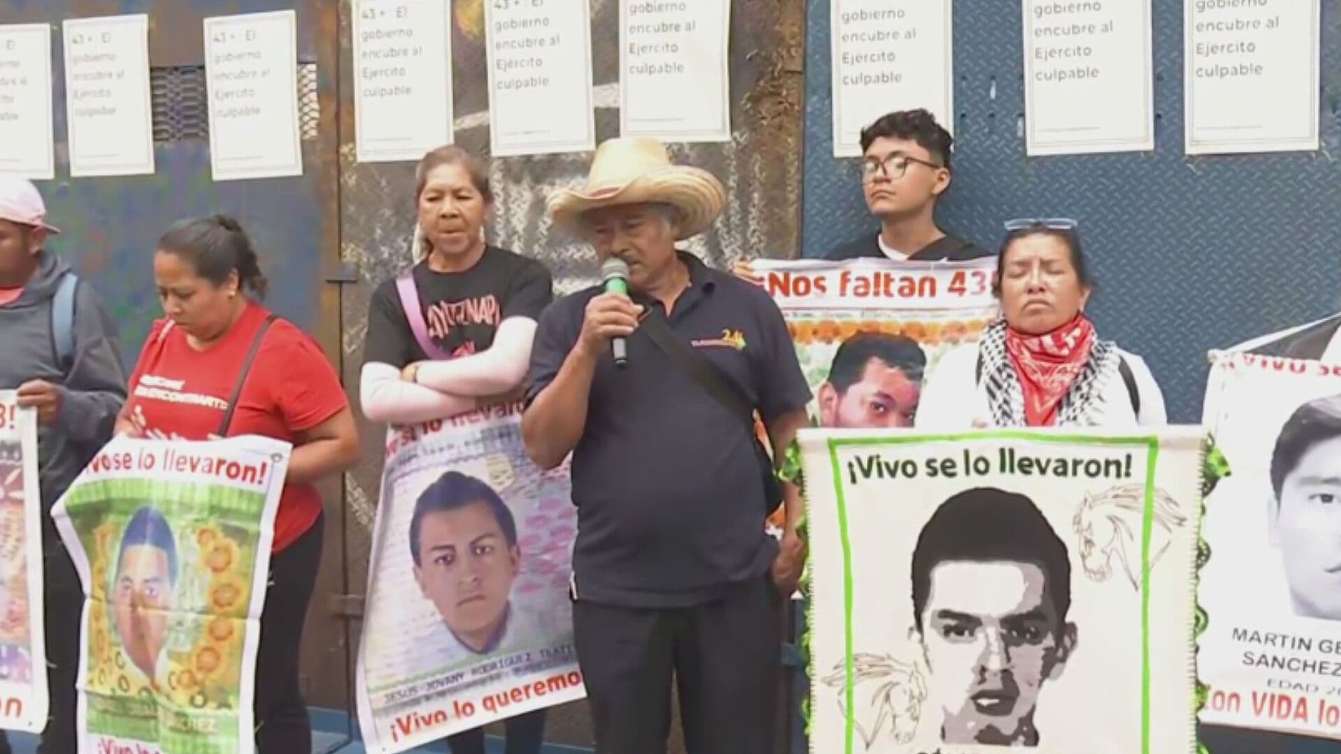 Padres de los 43 Normalistas Desaparecidos Piden Audiencia en la SCJN