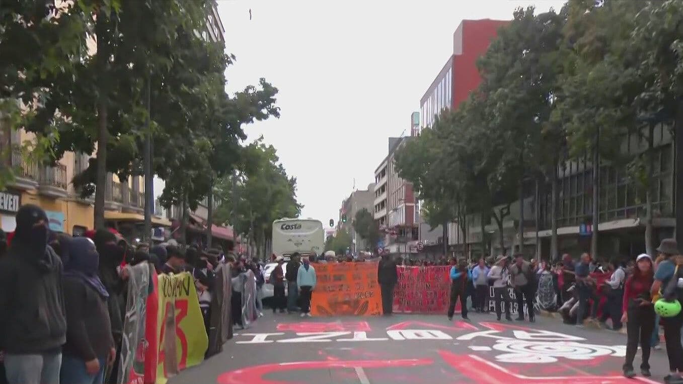 Padres de los 43 Desaparecidos de Ayotzinapa son Recibidos en la SCJN por el Ministro Presidente