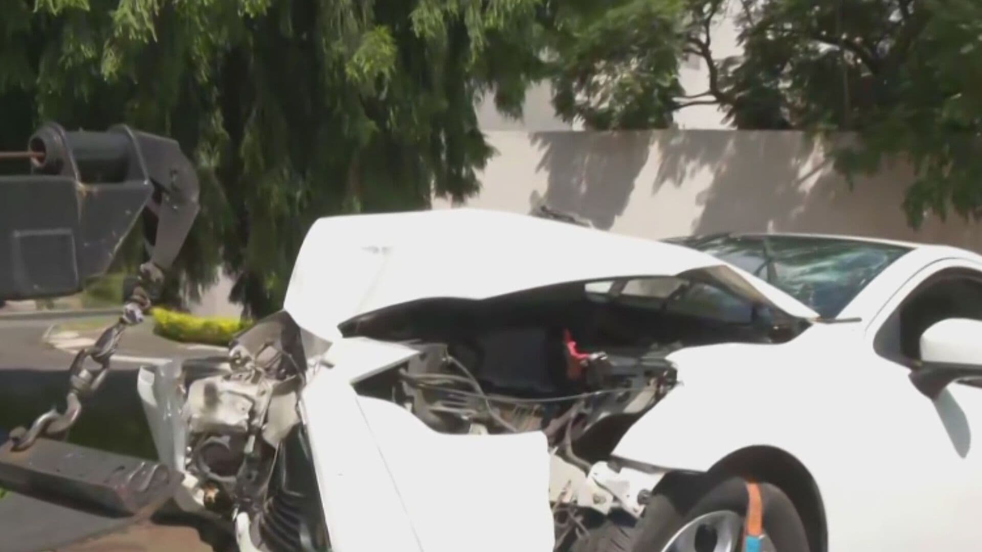 Auto Queda Destrozado tras Chocar contra un Árbol en la Miguel Hidalgo