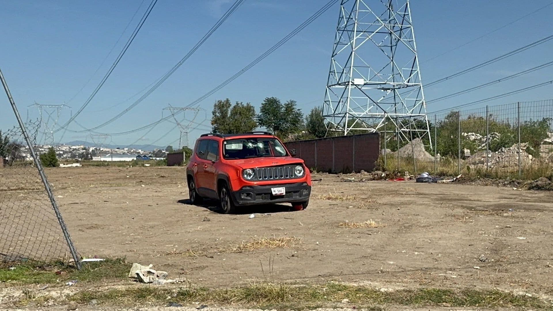 Camioneta Baleada Parabrisas por Conflicto Disputa Predio en San Sebastián Aparicio Puebla