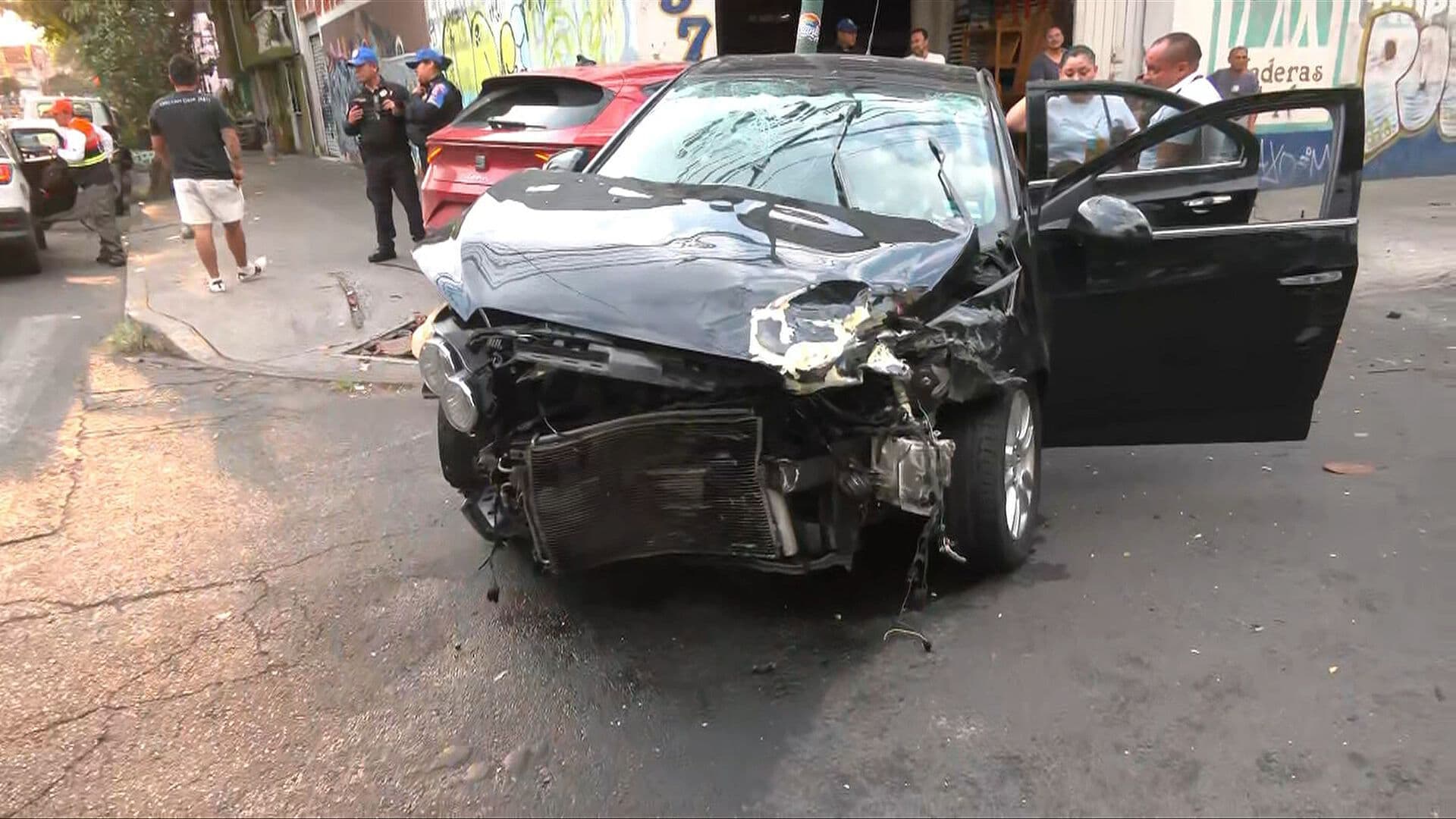Aparatoso Choque entre Dos Autos Derriba Poste de Luz en la Colonia Doctores