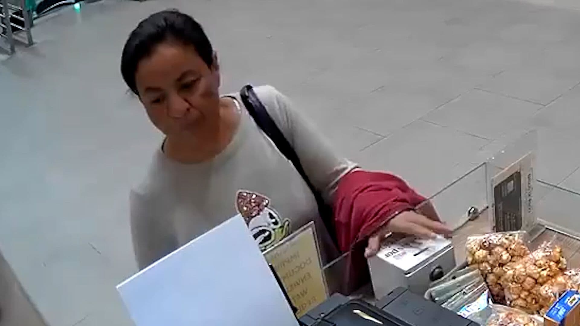Mujer Roba Caja con el Cambio de Joyería en Tlatelolco