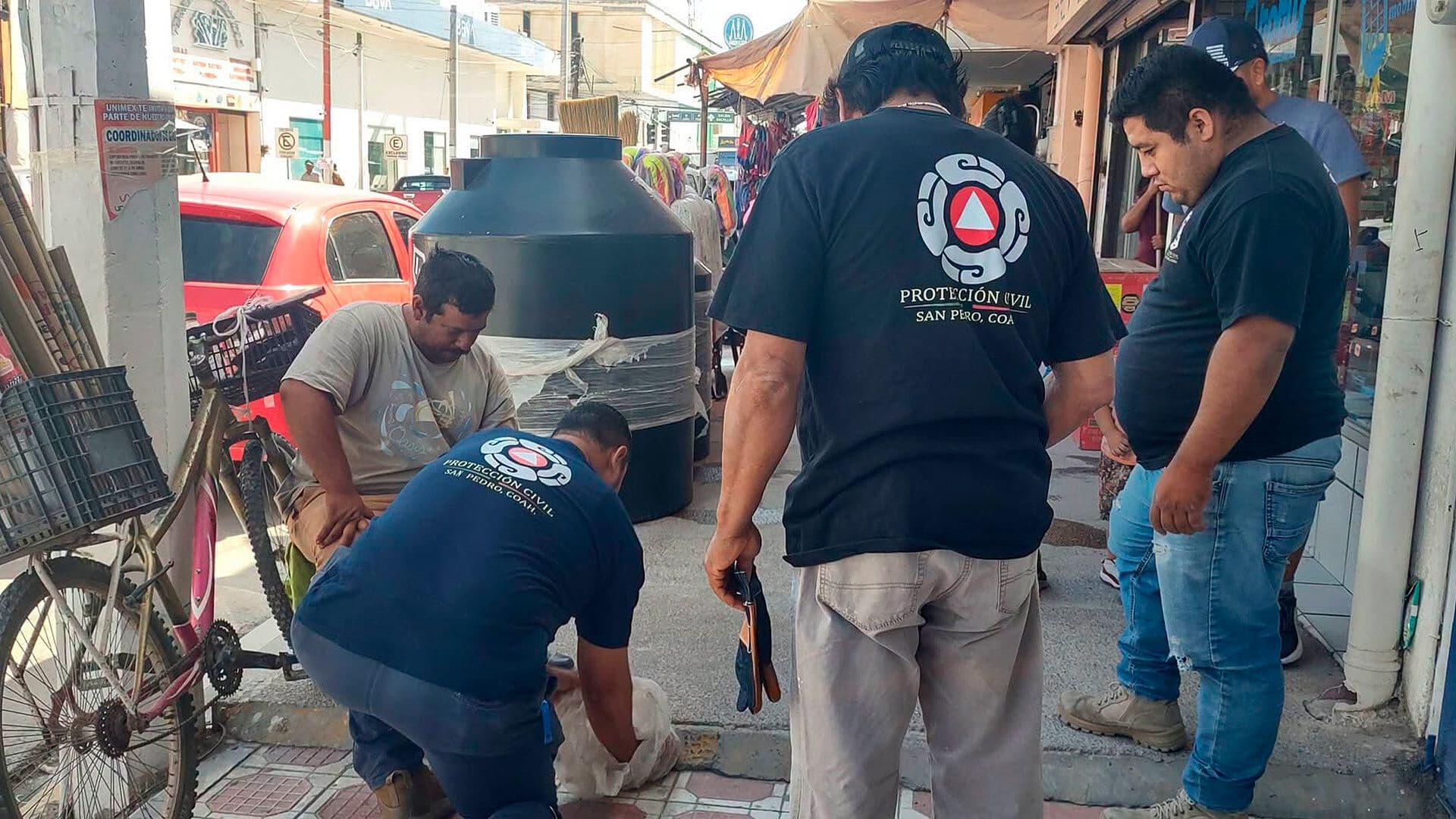 Protección Civil Captura Víbora al Exterior de Negocio en San Pedro, Coahuila