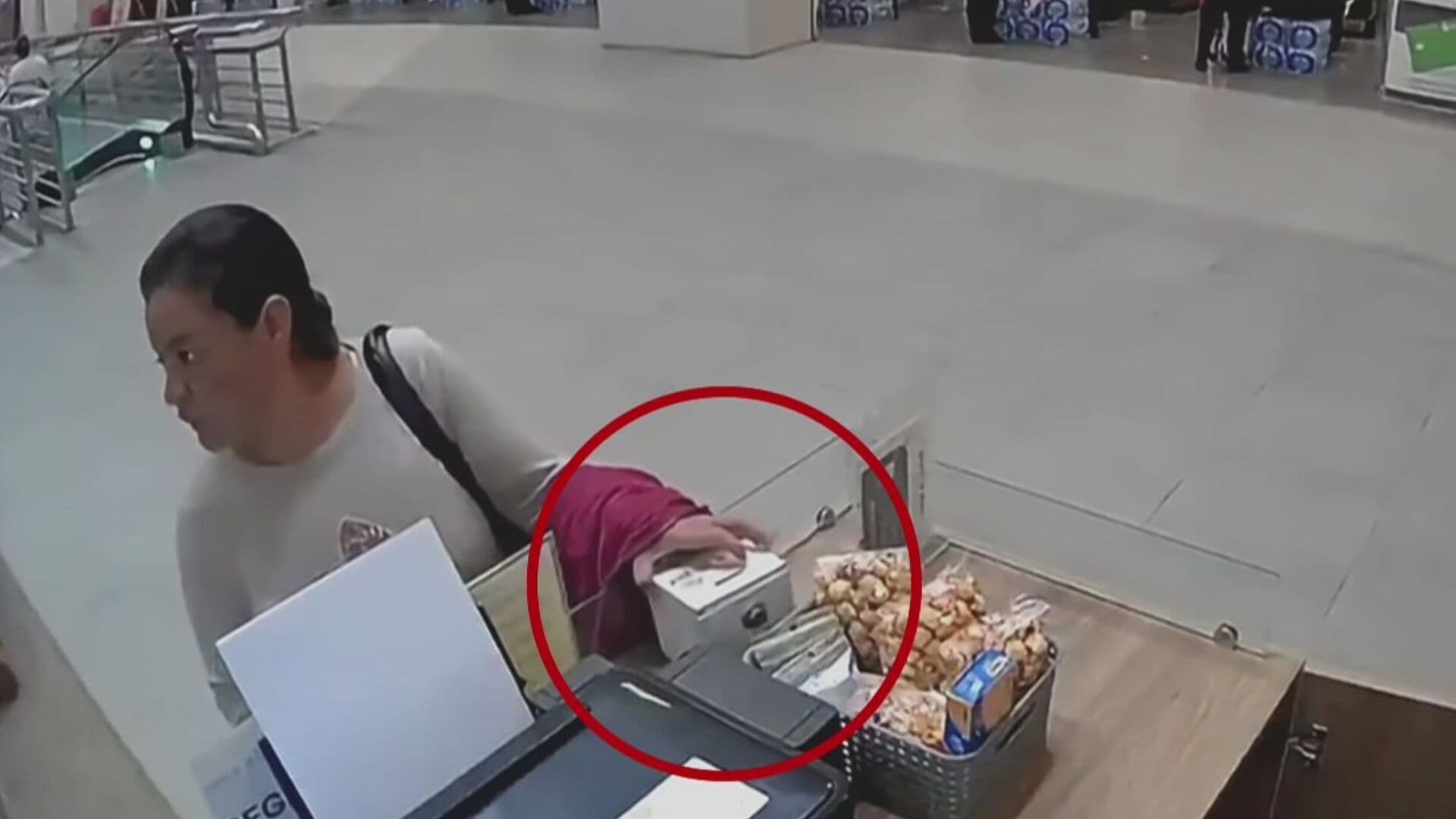 Video | Mujer Roba Caja de Propinas de un Negocio en Ciudad de México