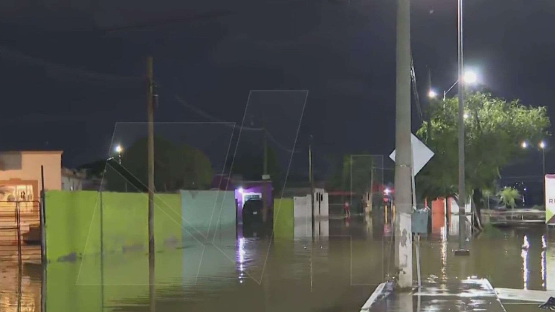 Inundación en Ciudad Juárez: Más de 20 Viviendas Están Bajo el Agua en Riberas del Bravo