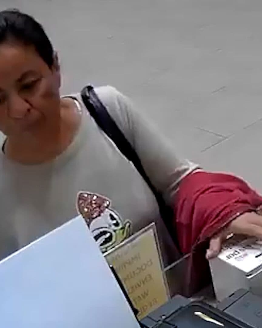 Mujer Roba en Joyería la Caja del Cambio