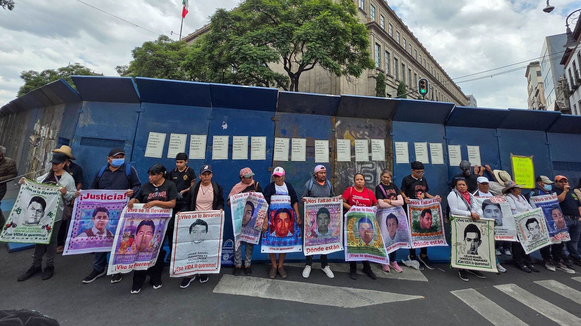 ‘Queremos Justicia’: Normalistas Protestan Afuera de SCJN a 12 Años de Caso Ayotzinapa