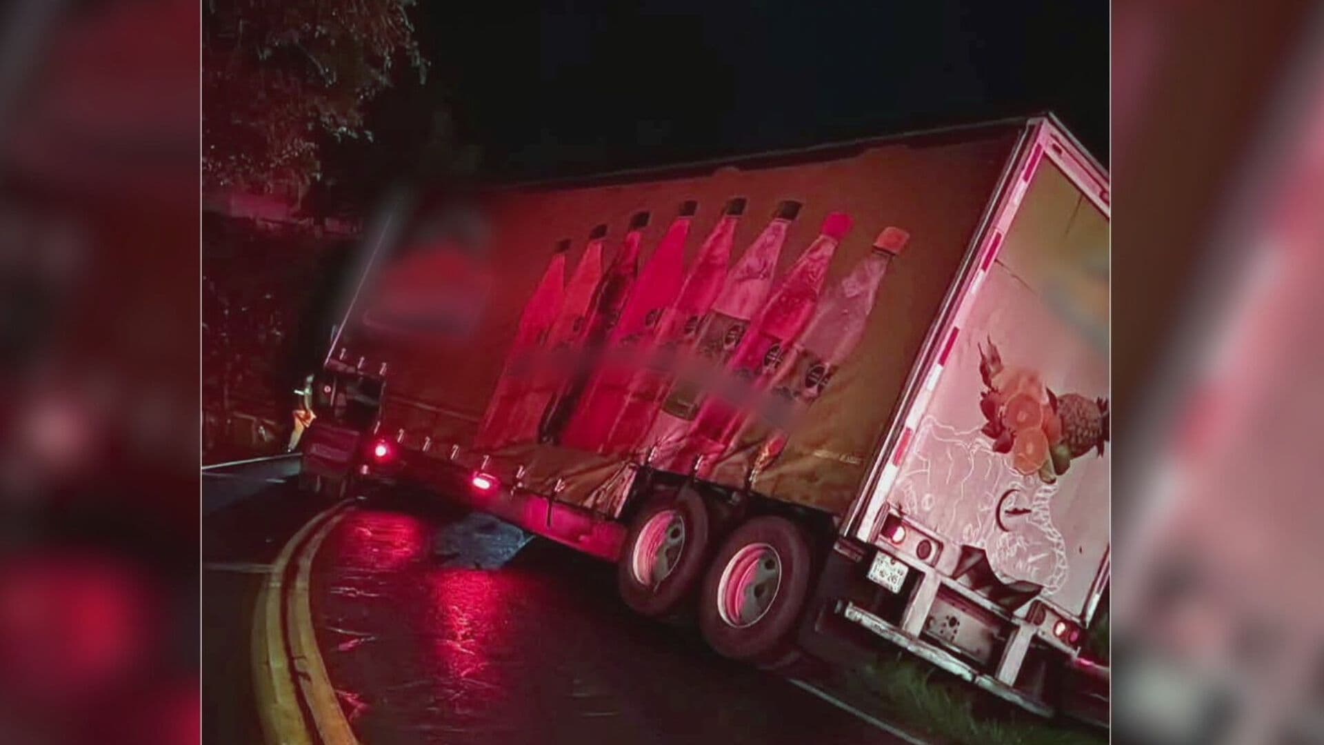 Camión Queda Atorado y Bloquea Paso en Carretera Valle de Bravo-El Arco, Edomex