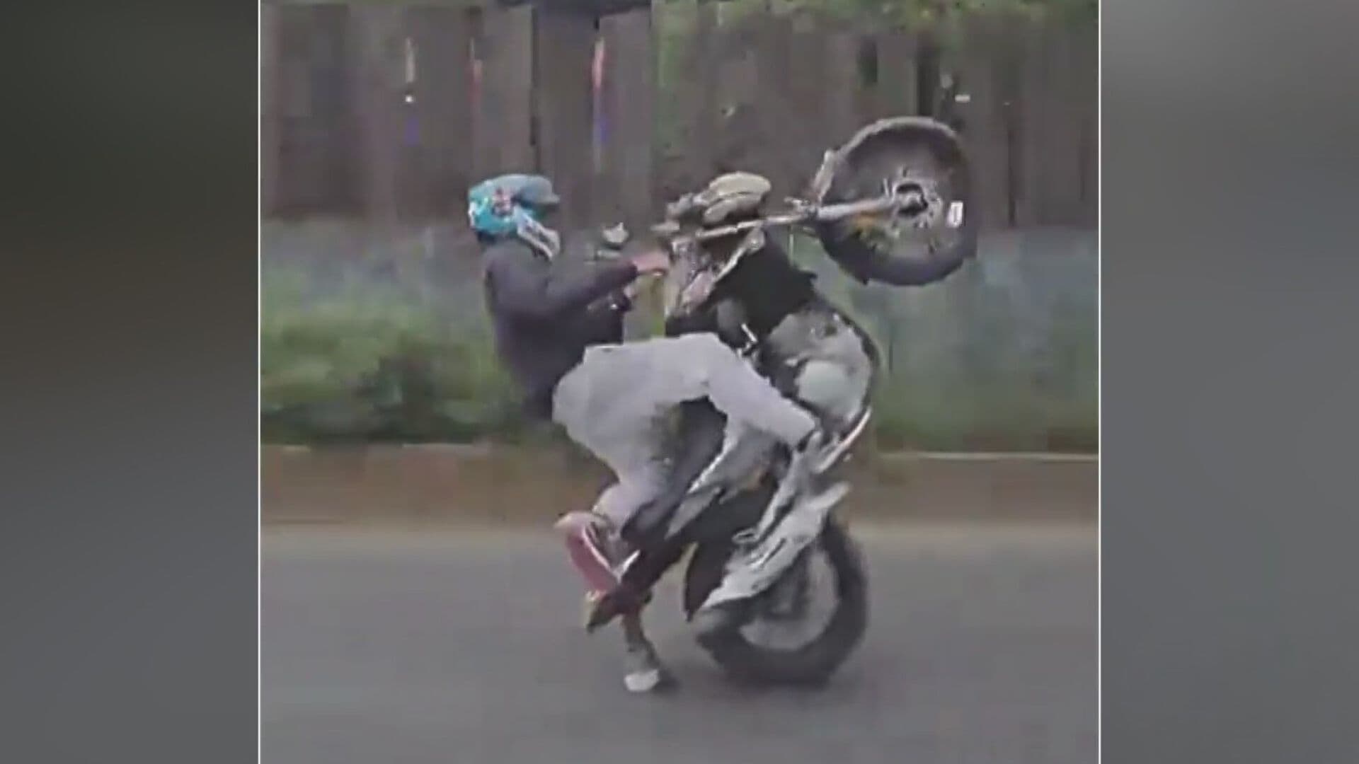 Video | Motociclista Hace Acrobacias en Carretera Toluca-Naucalpan