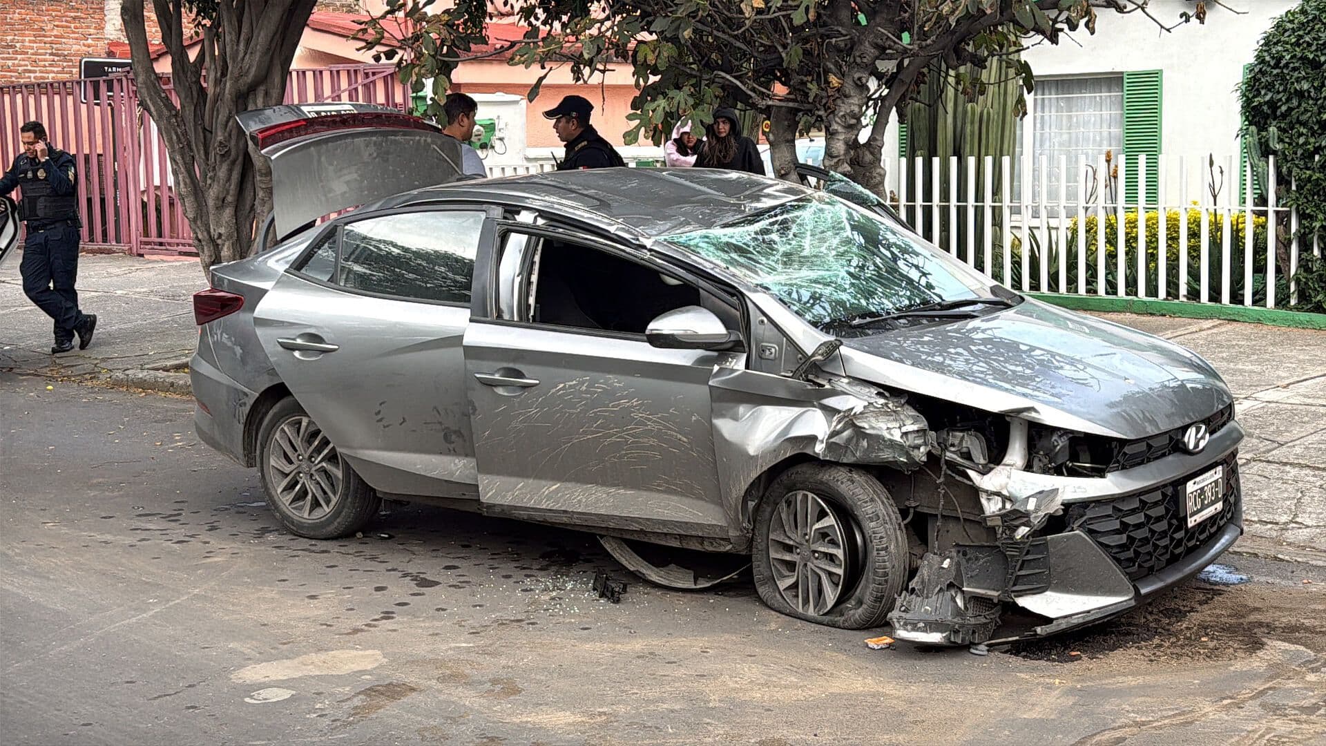 Volcadura en Periférico y Cebadales Deja un Lesionado y un Poste de Luz Dañado en la CDMX