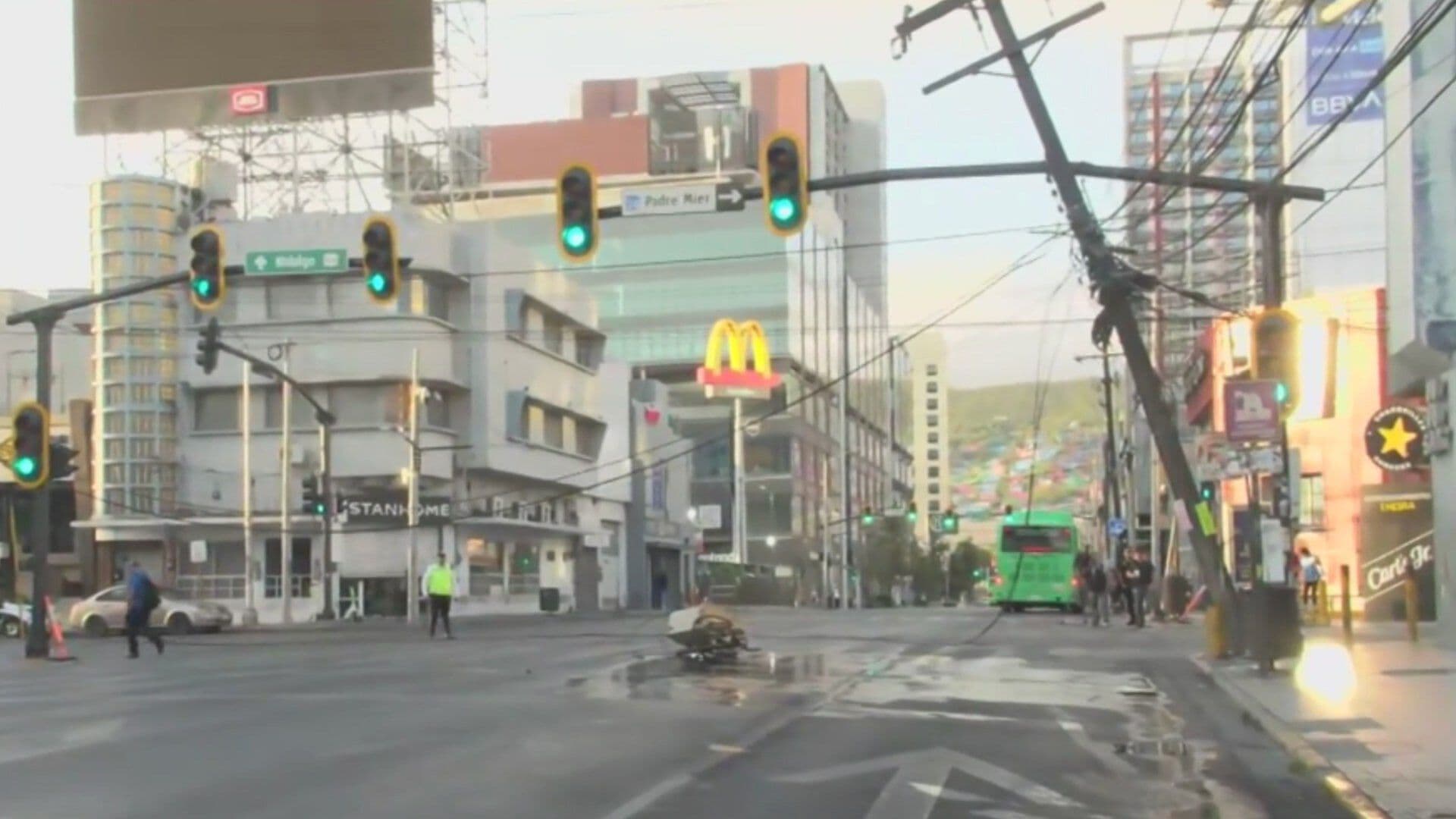 Tráiler Jala Cables y Tumba Transformador en el Centro de Monterrey