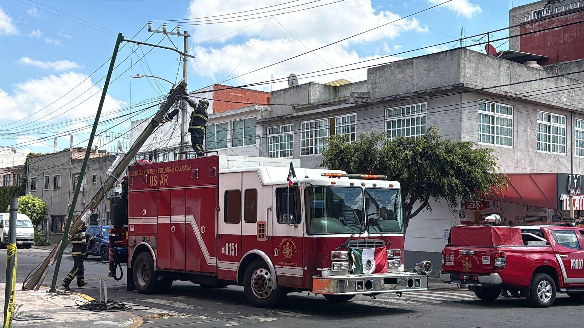 Camión Jala Cableado y Daña Poste en la Colonia 20 de Noviembre, CDMX