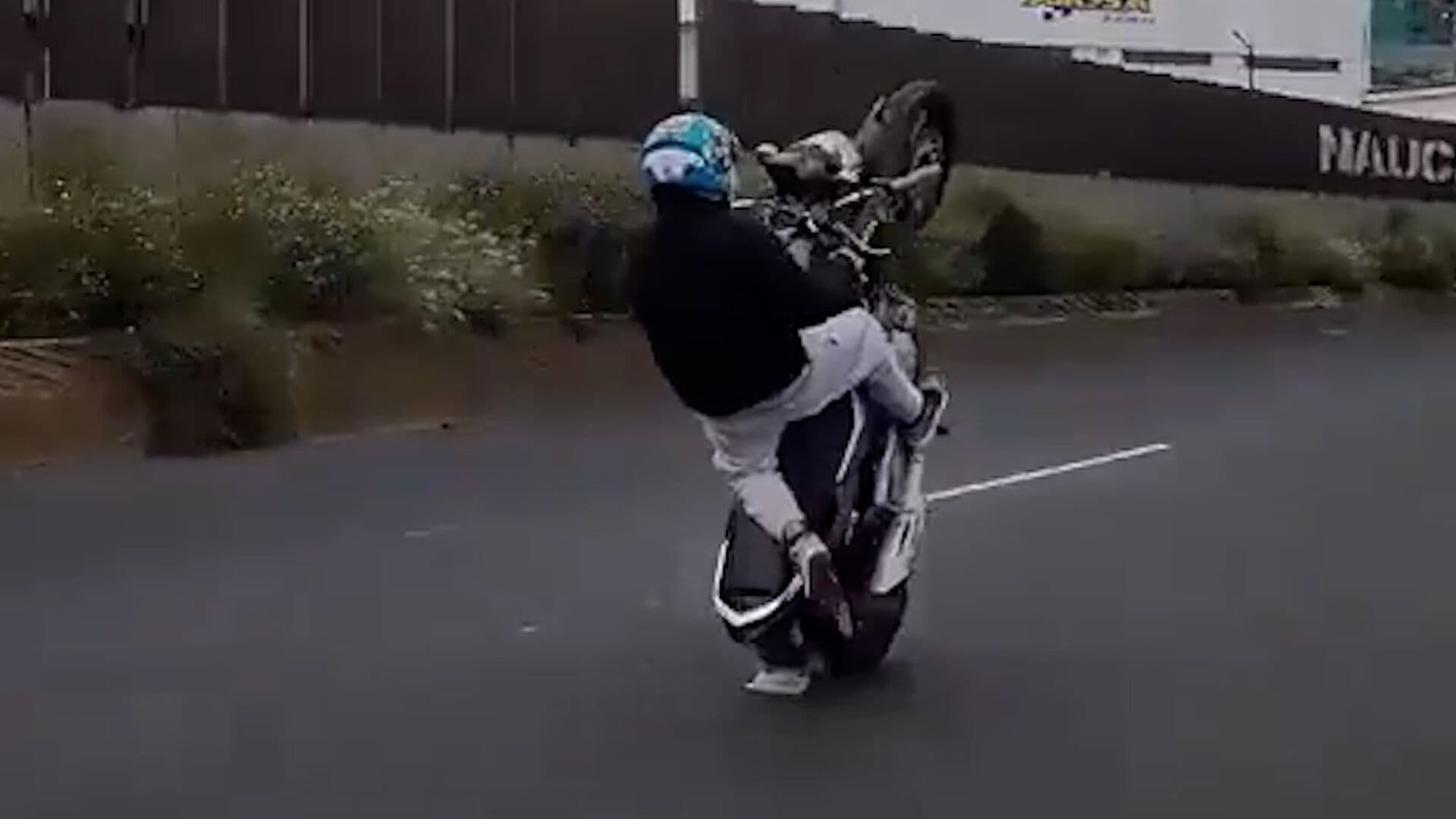 Exhiben a Motociclista por Hacer Maniobras Peligrosas