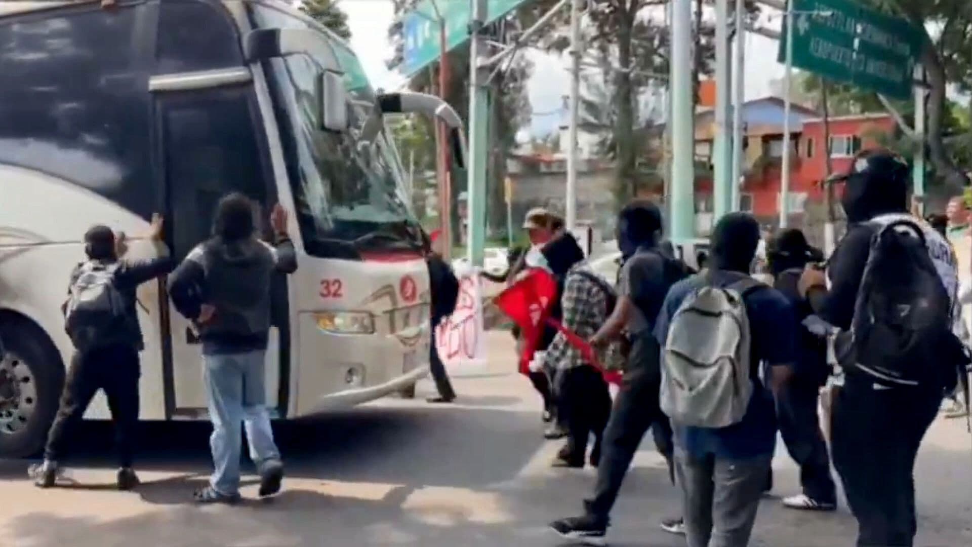 Normalistas Bloquean Paloma de la Paz en Cuernavaca para Trasladarse a Protesta por Ayotzinapa