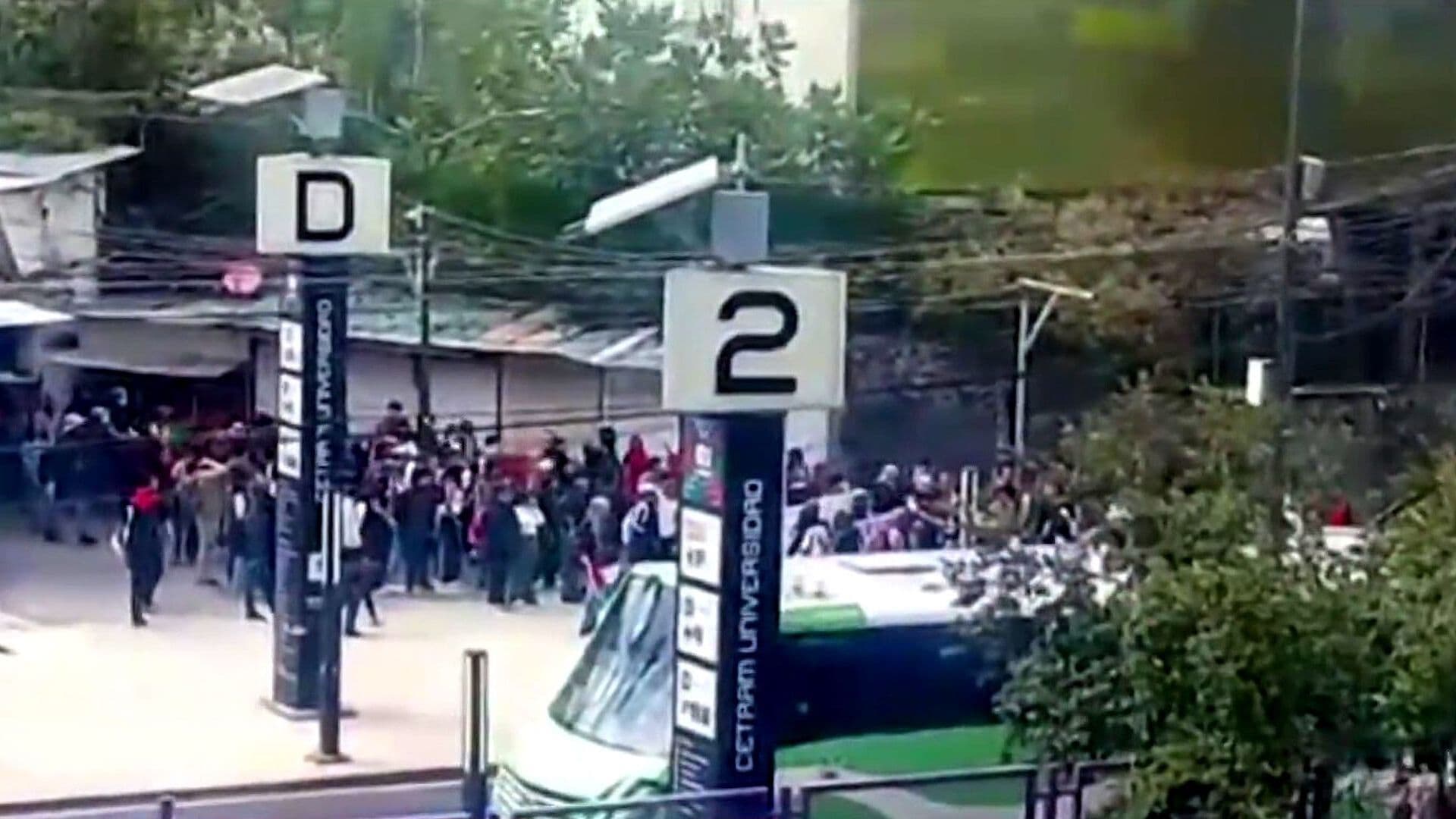 Manifestantes Realizan Pintas en Vagones del Metro Universidad por Caso Ayotzinapa