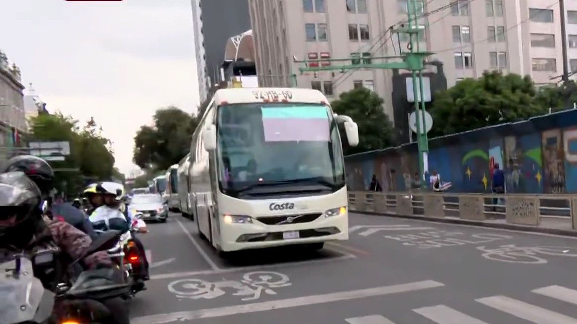 Manifestantes Llegan en al Menos 40 Autobuses para Marcha por Ayotzinapa