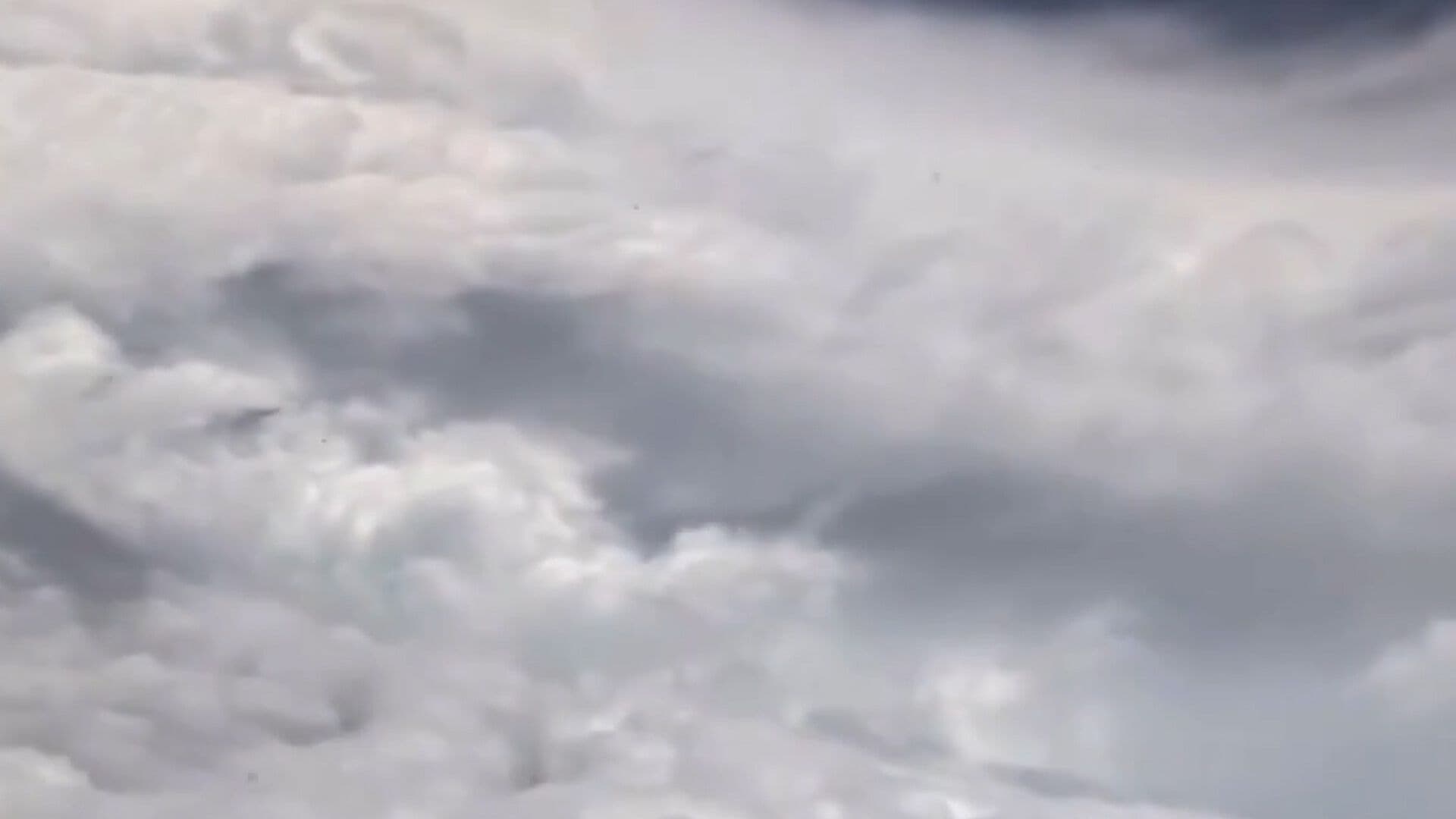Avión Cazahuracanes Se Mete al Ojo de Polo