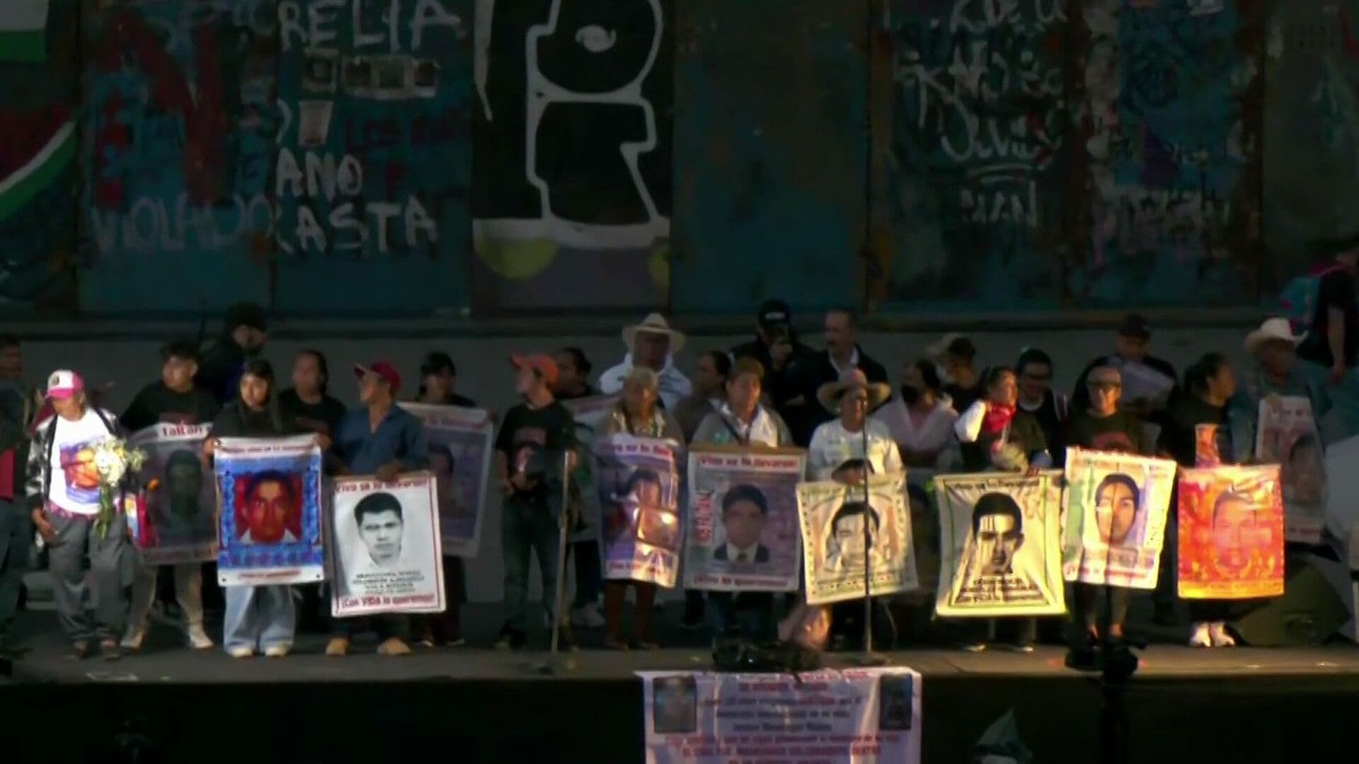 Padres de los 43 Realizan Mitin en el Zócalo a 12 Años del Caso Ayotzinapa