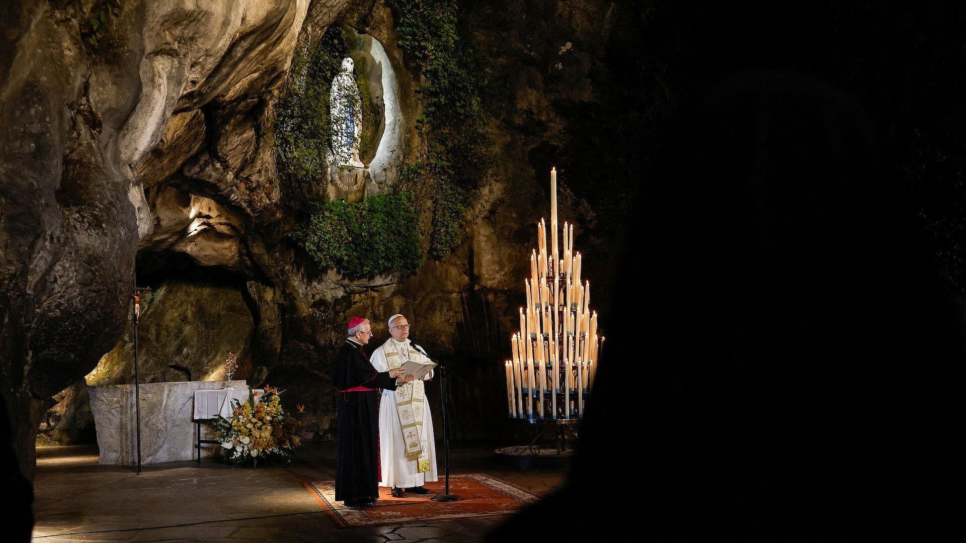 Multitud Recibe al Papa León XIV en los Campos Elíseos Durante su Visita a Francia