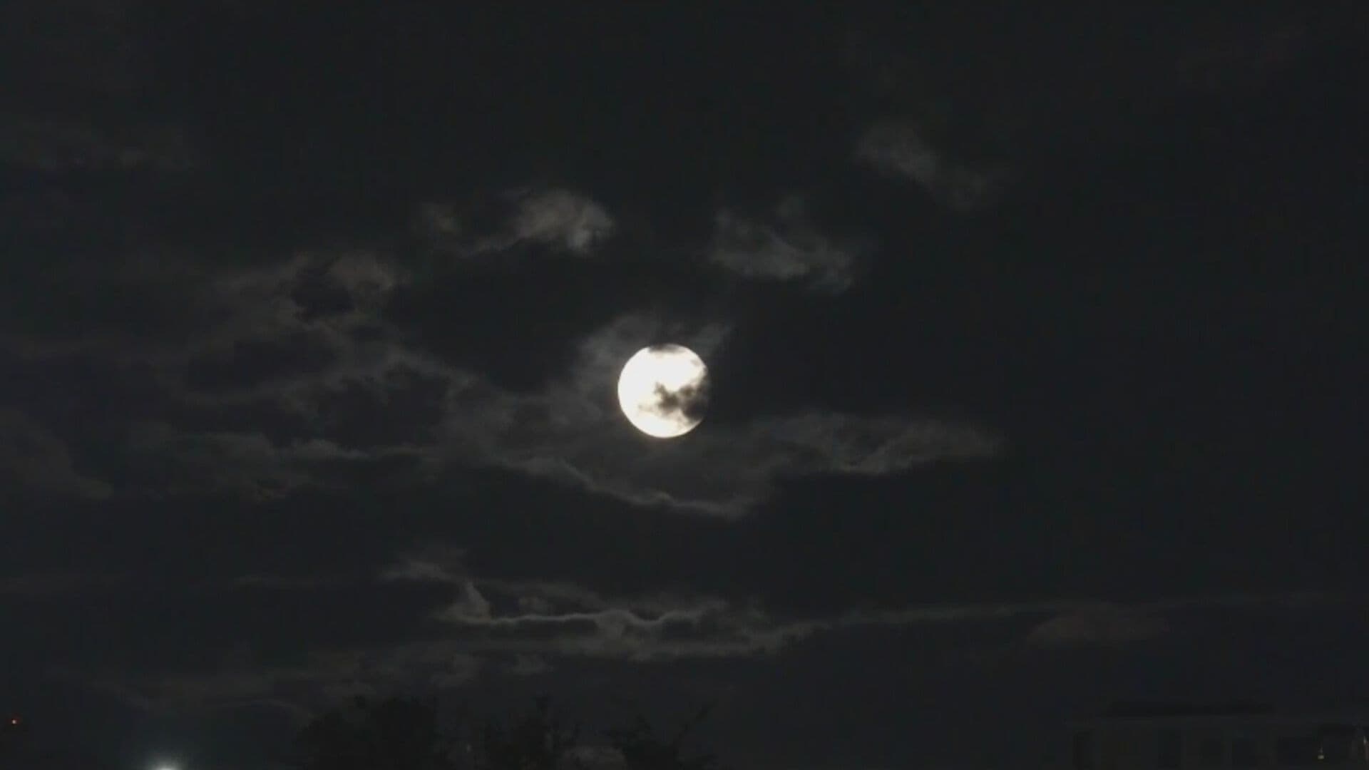 Luna de la Cosecha Ilumina Cielo de Monterrey