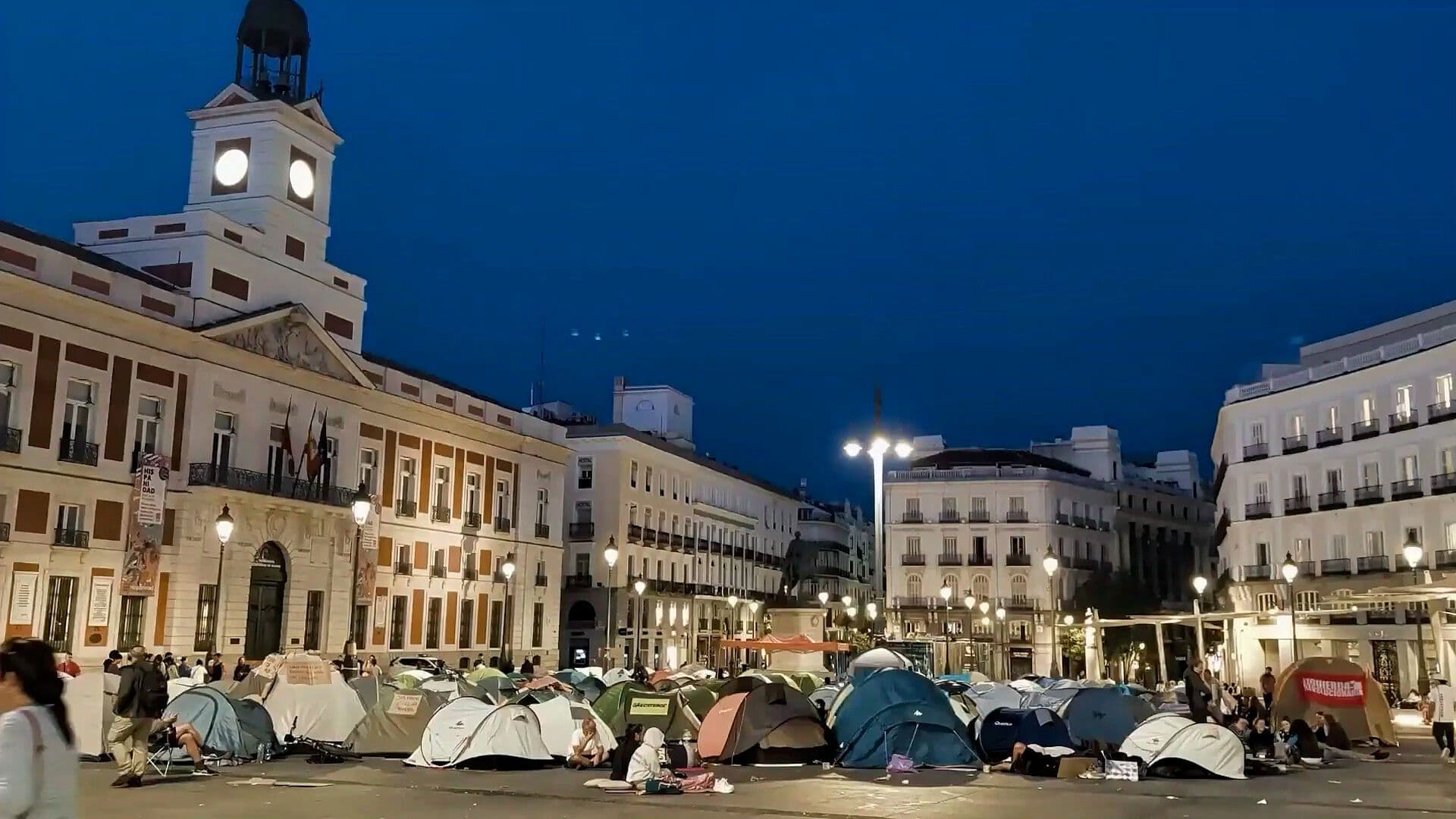 Manifestantes Acampan en Puerta del Sol tras Desalojo de Adulta Mayor