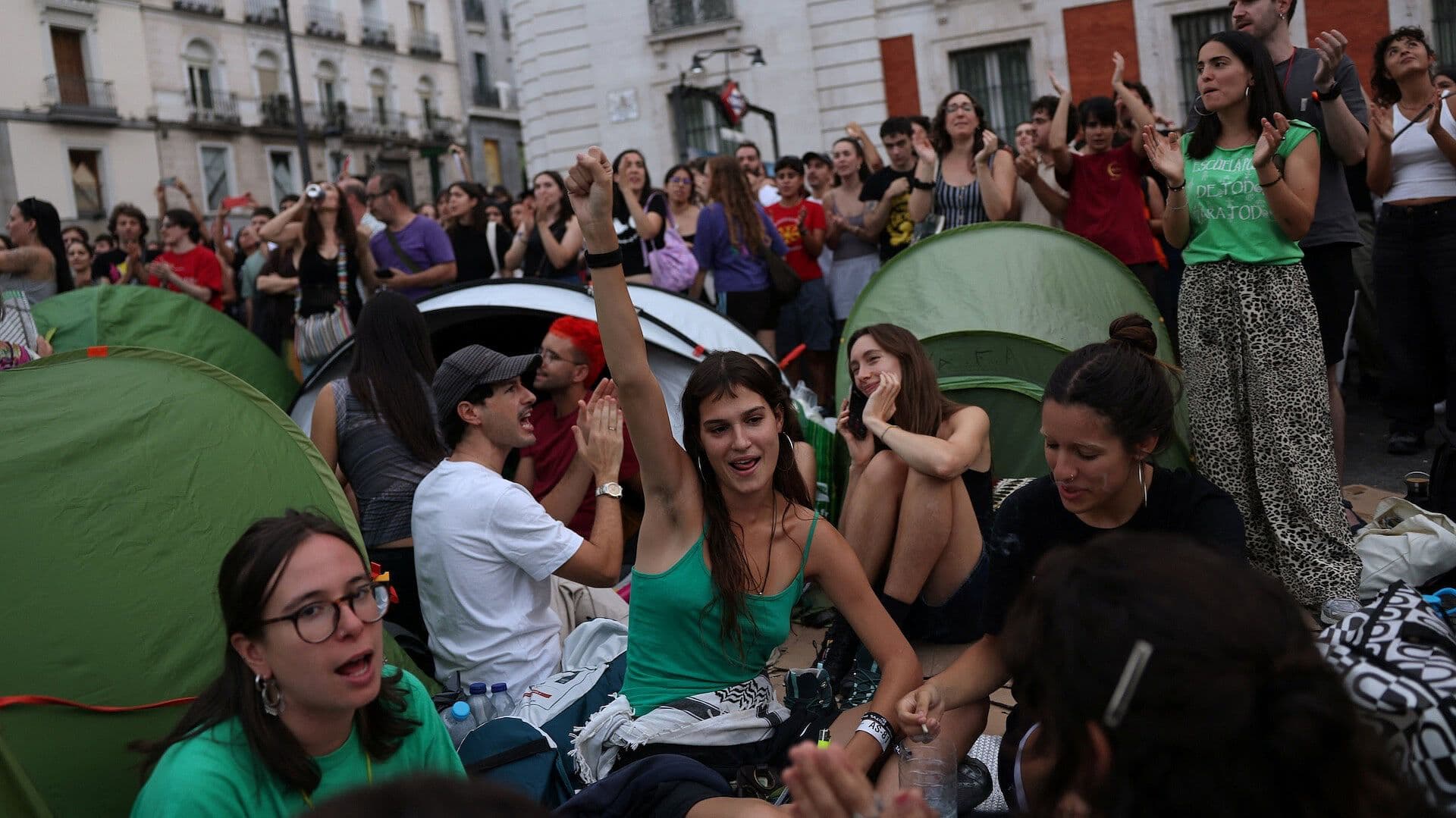 Cientos Acamparon en Puerta del Sol para Protestar por Crisis de Vivienda en Madrid