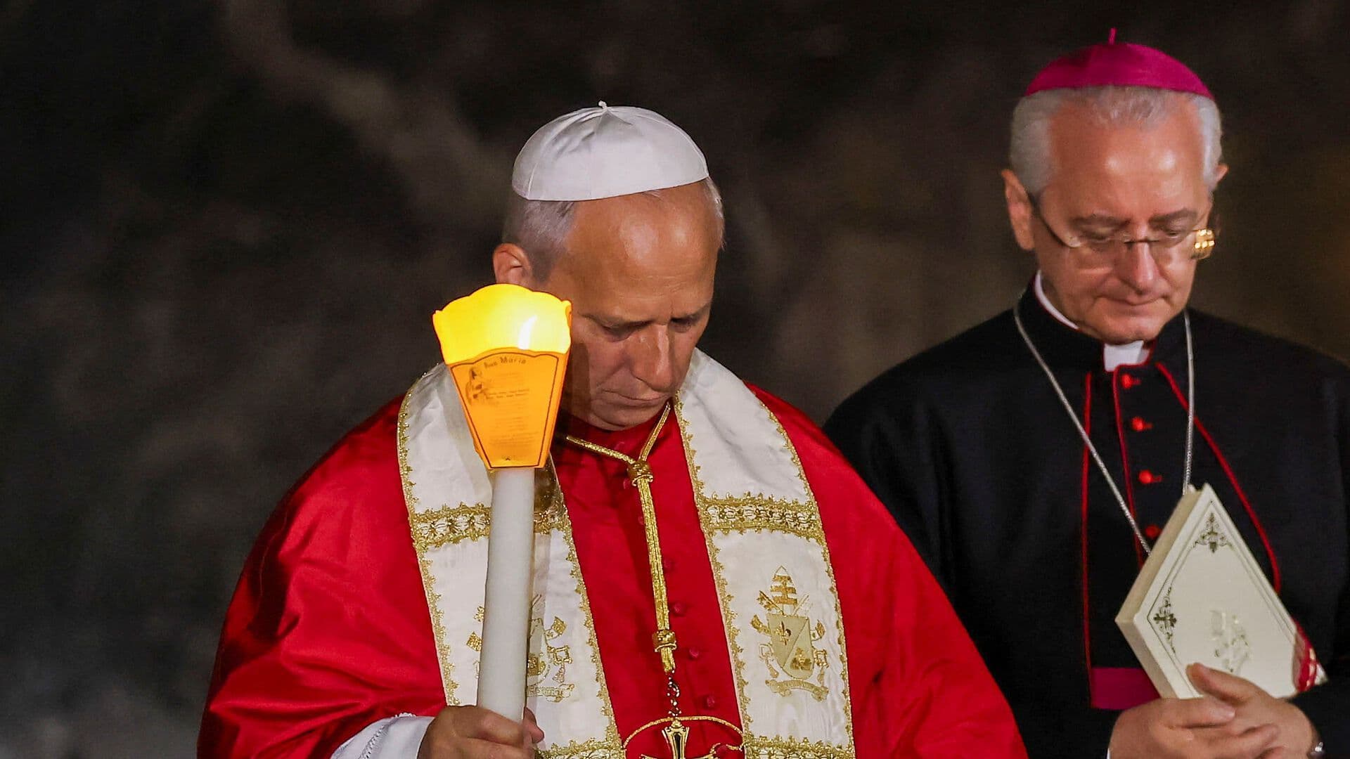 León XIV Participa en Procesión Nocturna con Velas