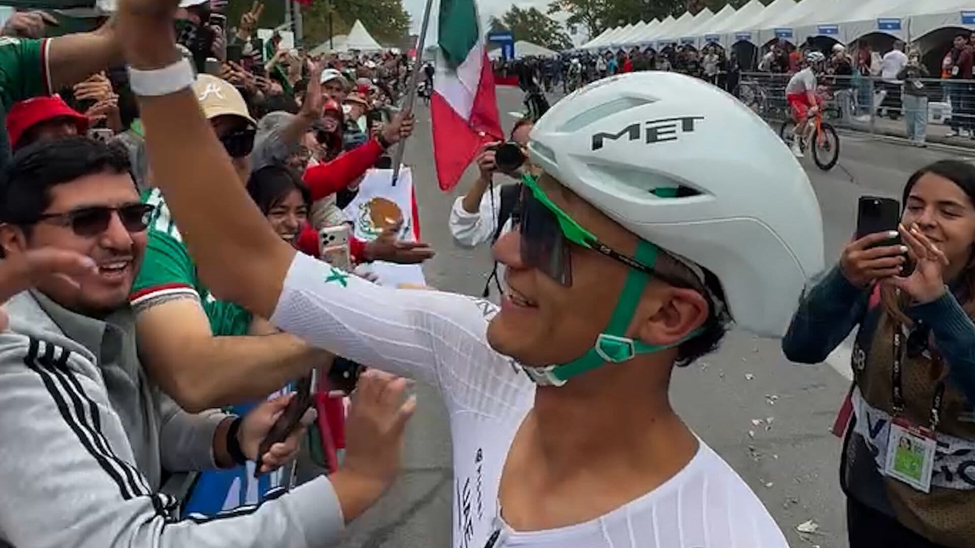 Fans Celebran a Isaac del Toro tras Mundial de Ciclismo