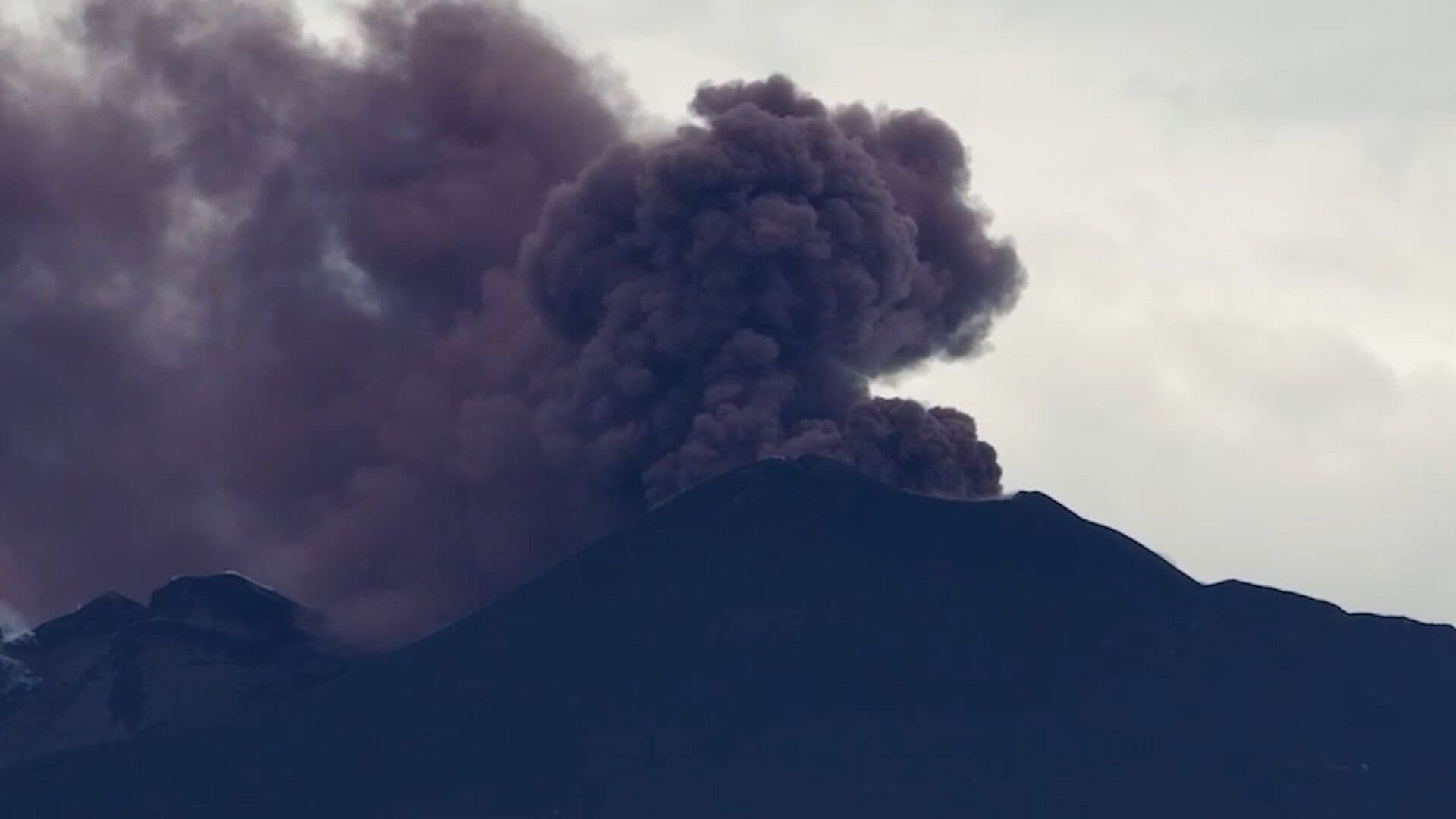 Suspenden Vuelos por Expulsión de Ceniza del Monte Etna