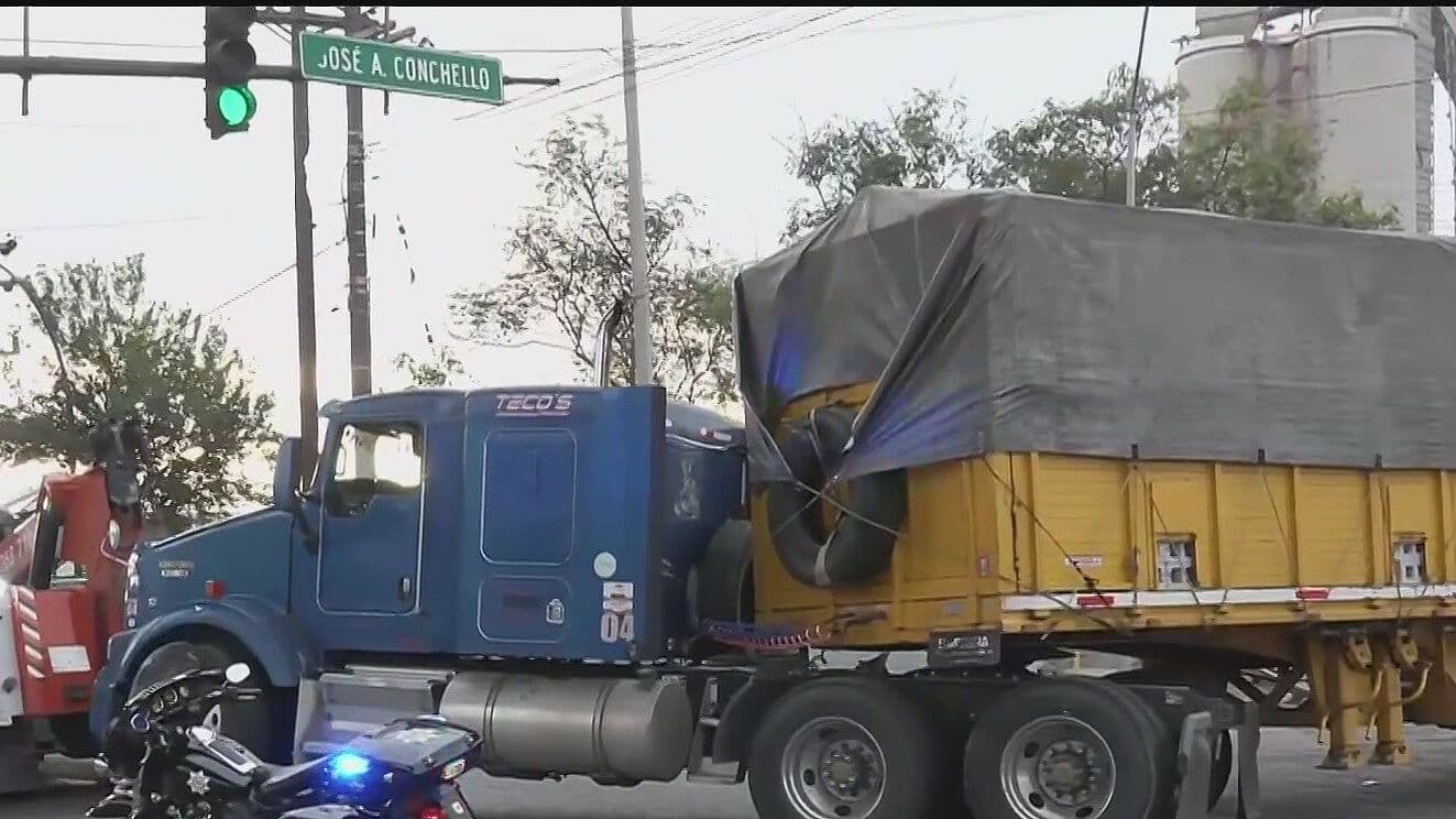 Se Queda Tirado Tráiler y Bloquea Vialidad en Monterrey