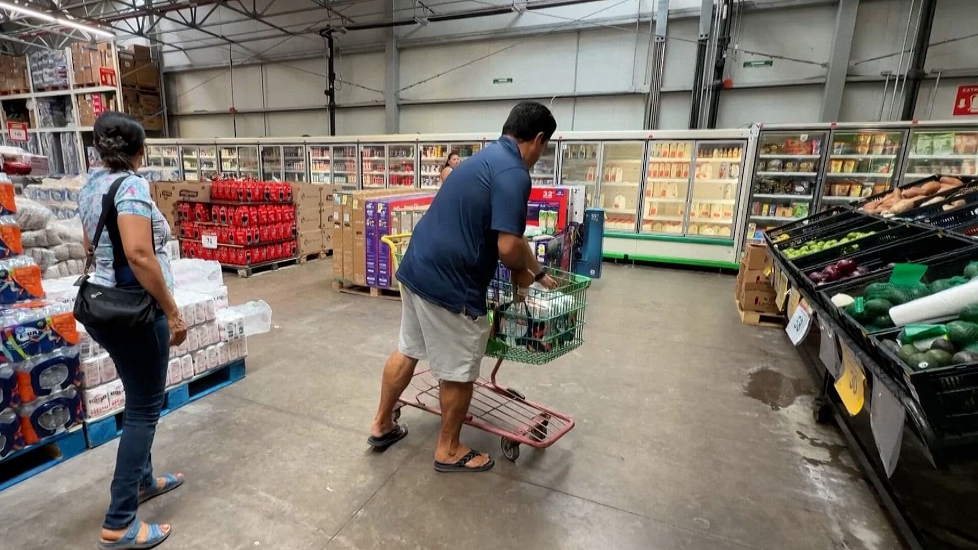Vecinos de Baja California Sur se Preparan para Llegada de Huracán Polo