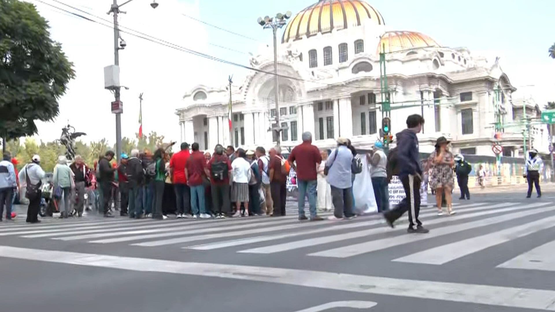 Jubilados del IPN Bloquean Eje Central y Juárez