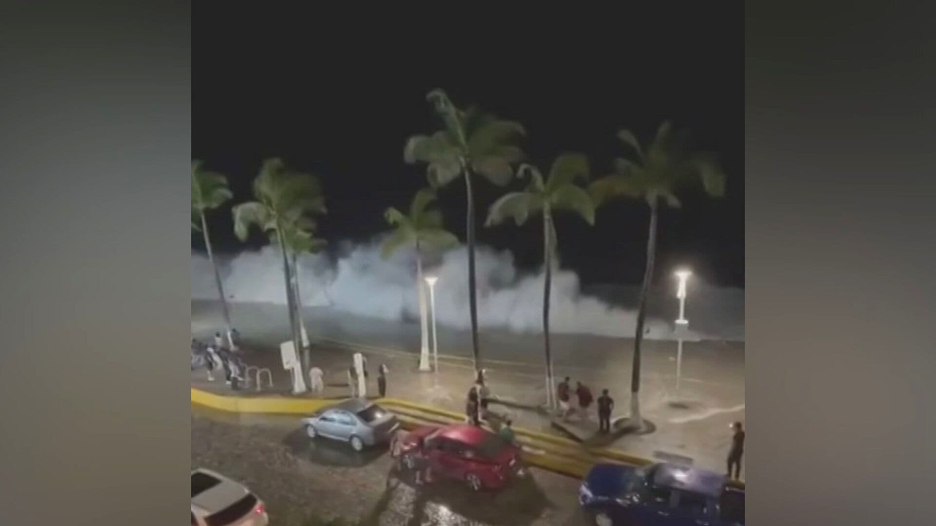 VIDEO: Así se Ve el Fuerte Oleaje en Puerto Vallarta; Olas Alcanzan Malecón y Vehículos