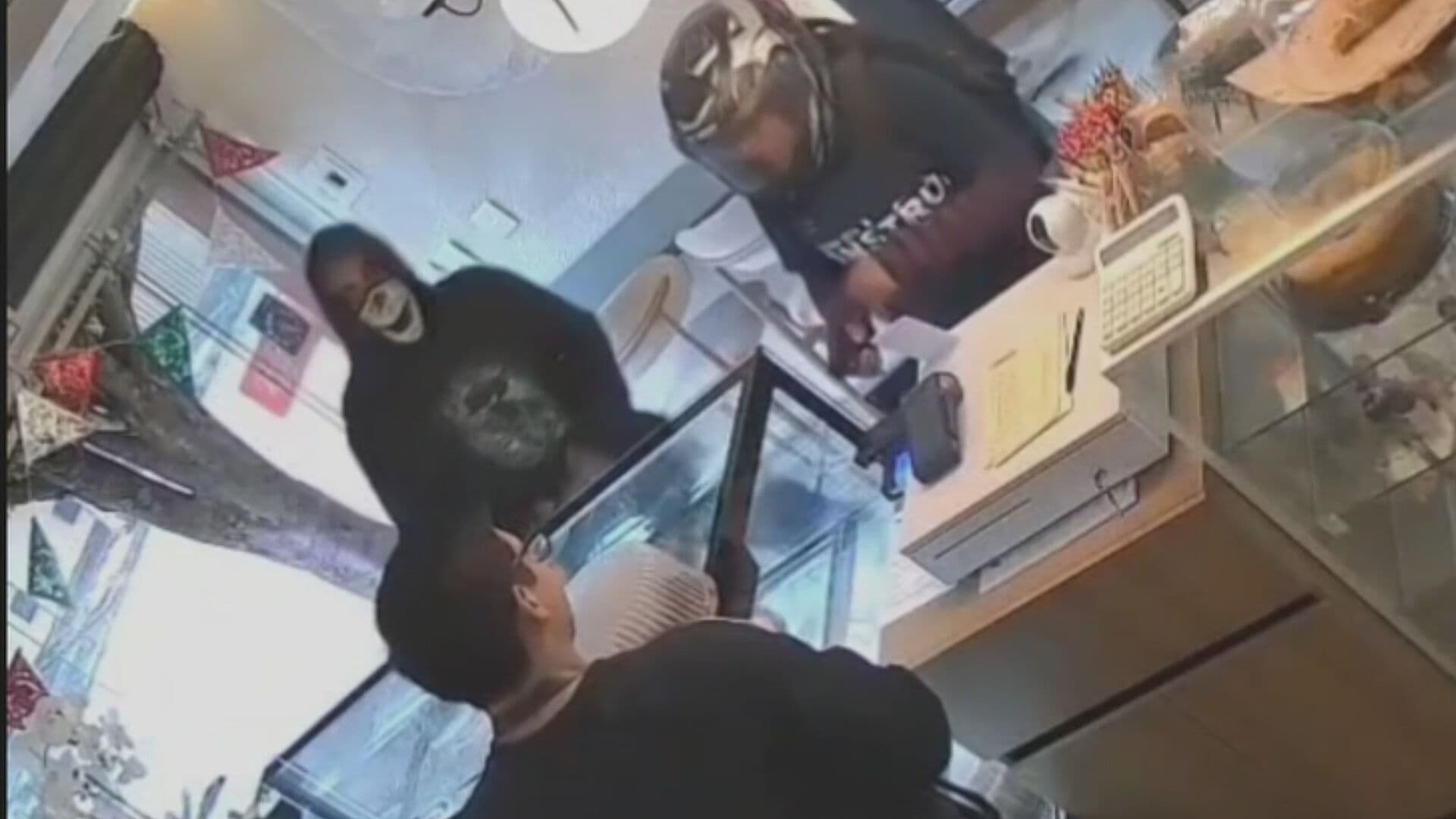 Video | Policía Enfrenta a Delincuentes tras Asaltar una Pastelería