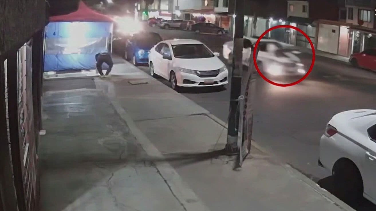 Video | Conductor Atropella a Hombre y lo Lleva Varios Metros sobre el Cofre en Coyoacán
