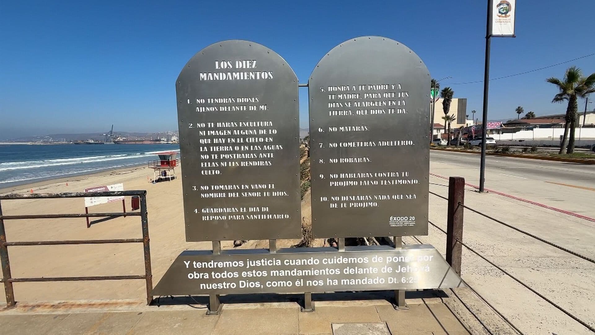 Cuestionan Colocación de Monumentos de los 10 Mandamientos en Ensenada