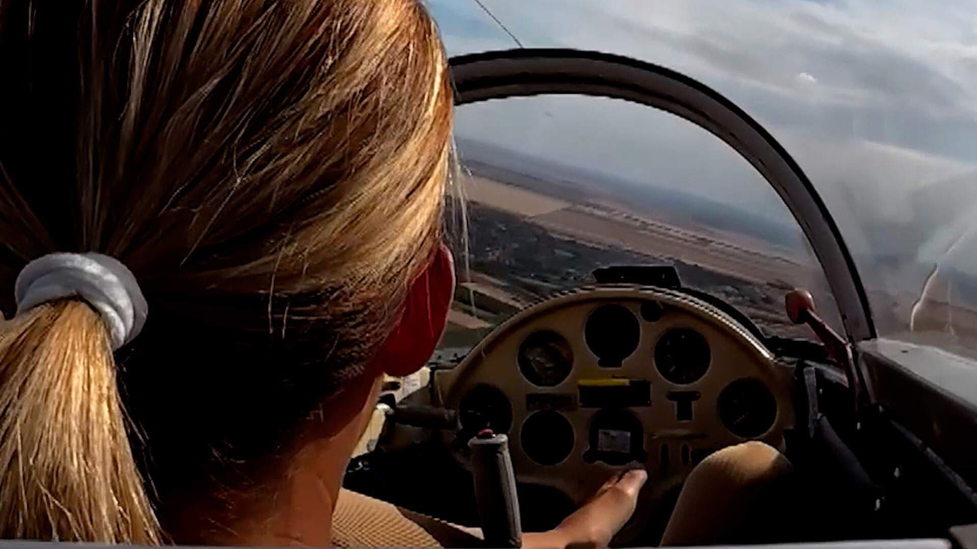 Mujer Conduce un Avión con sus Pies