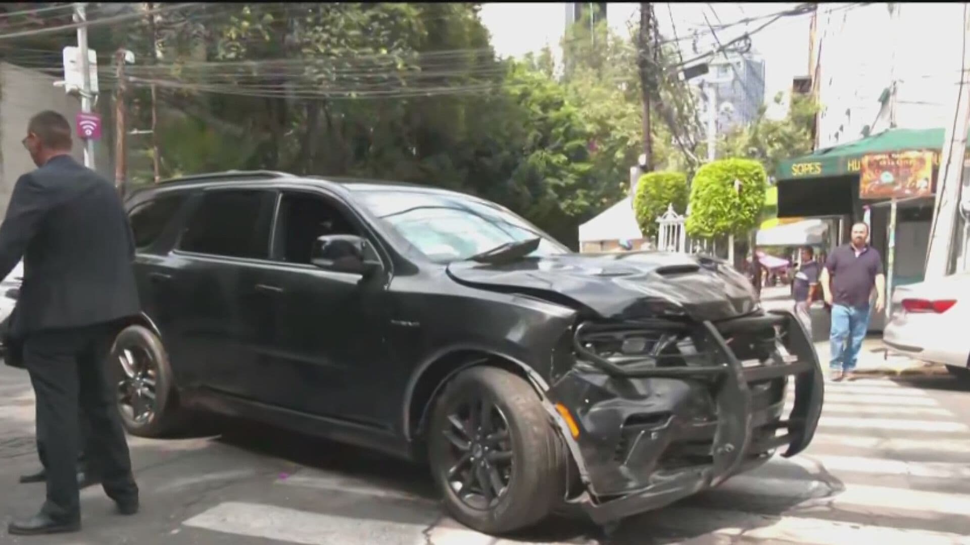 Camioneta de Escolta Choca en La Condesa por Pasarse el Alto